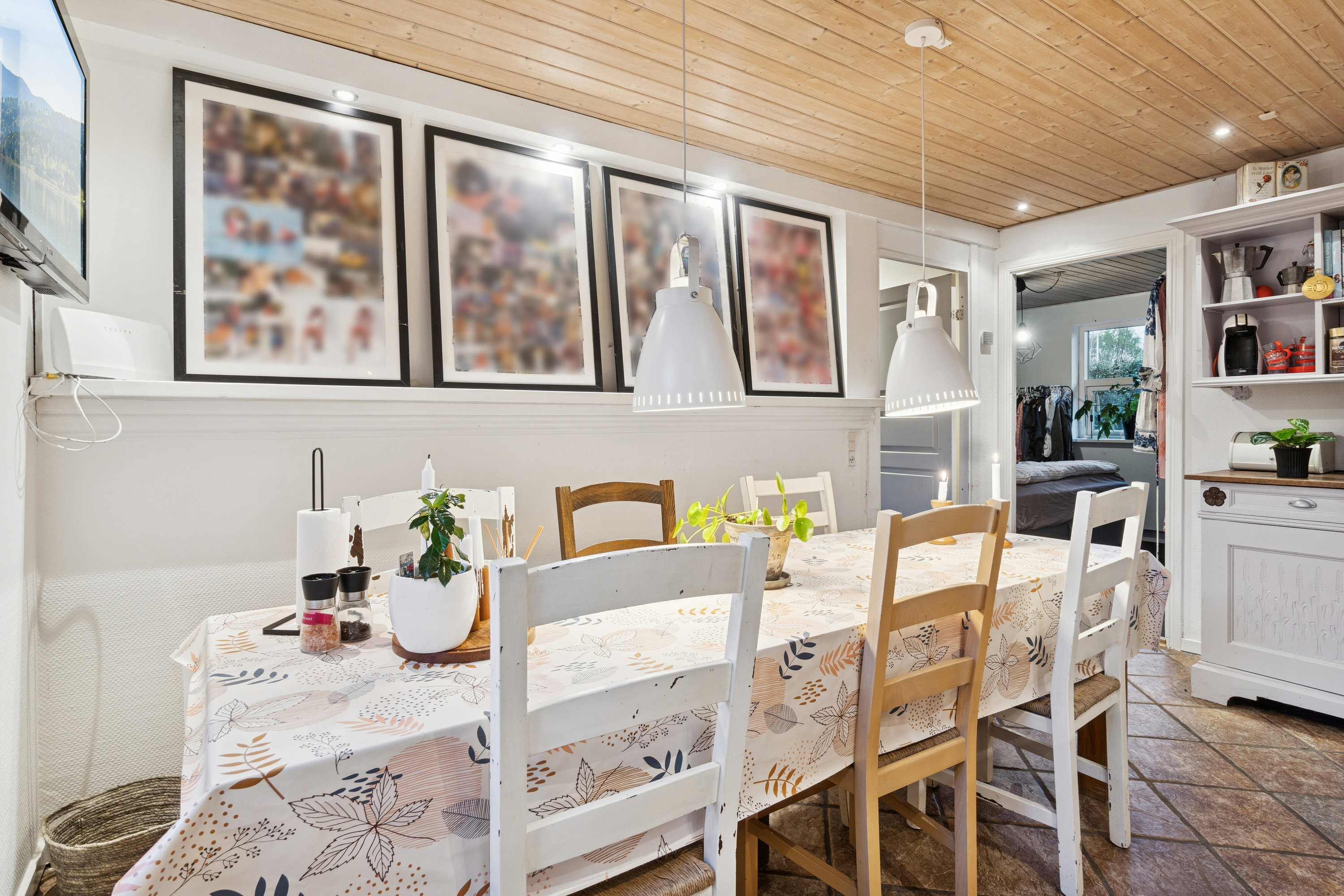 Fremhævet spisestue billede i fuldskærmstilstand. Billede af Baneengen 13, Nylars, 3720 Aakirkeby