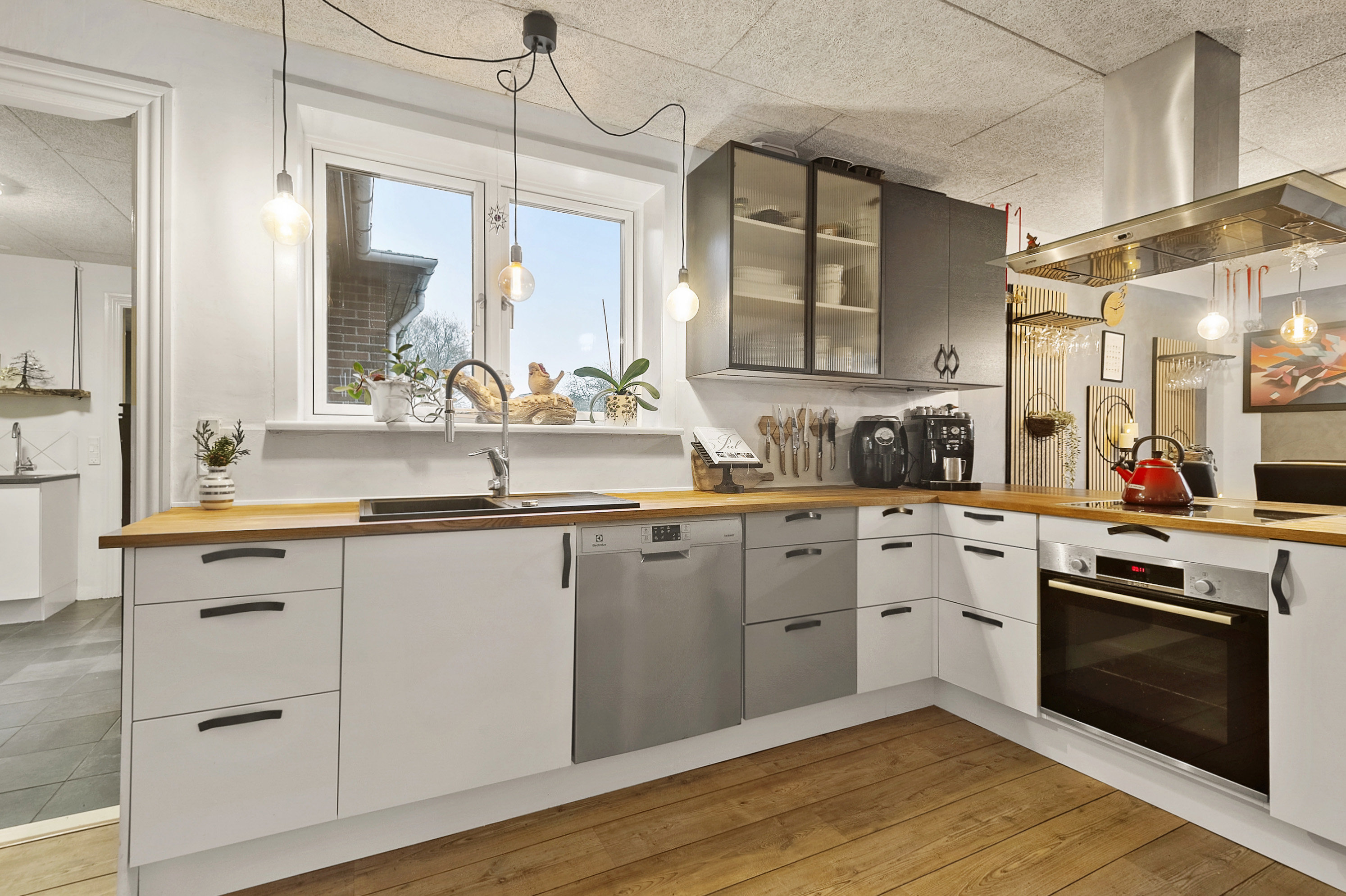 Fremhævet køkken billede i fuldskærmstilstand. Billede af Rønnealle 3, 6862 Tistrup