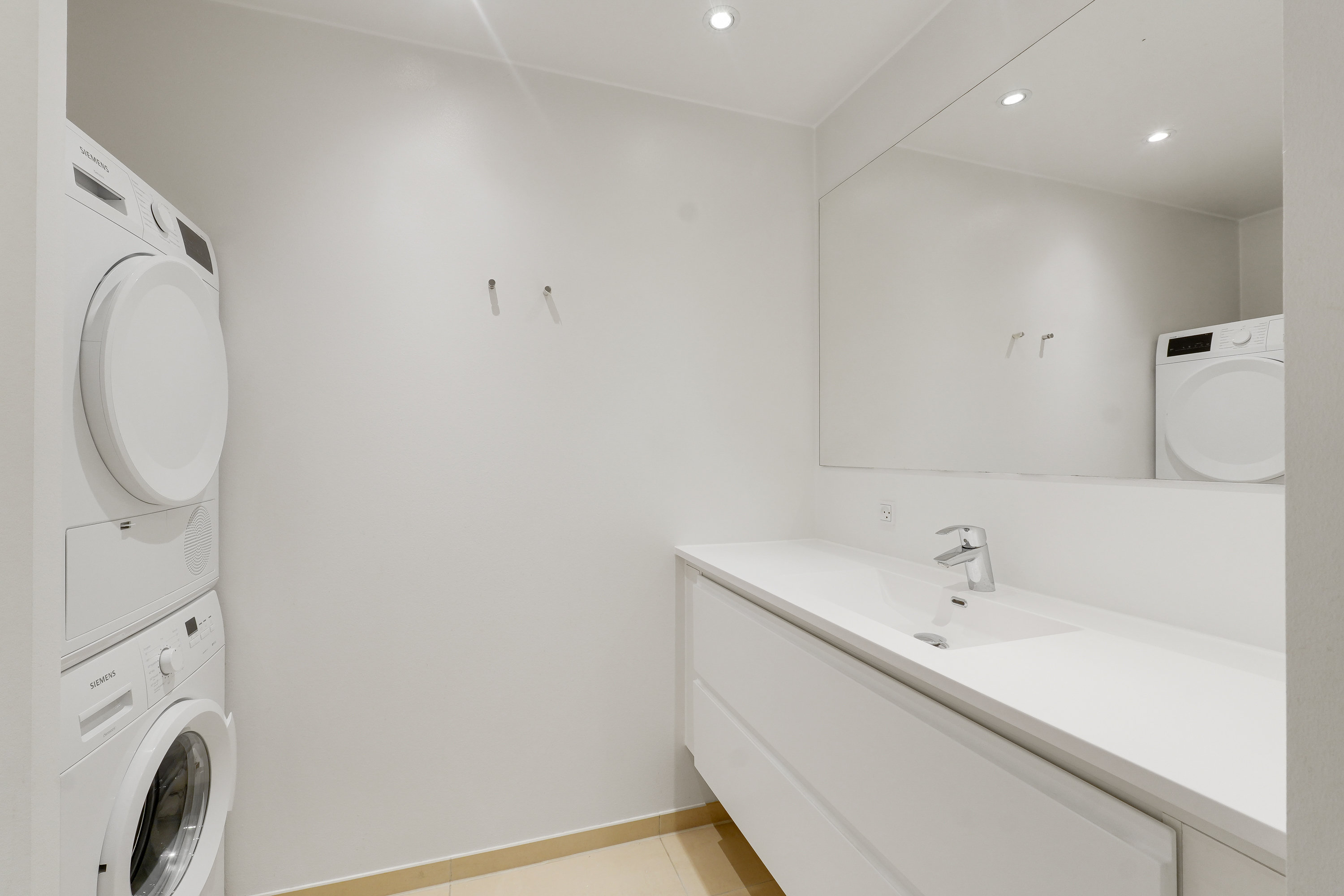 Fremhævet andet billede i fuldskærmstilstand. Billede af Robert Jacobsens Vej 40B, 5. th., 2300 København S