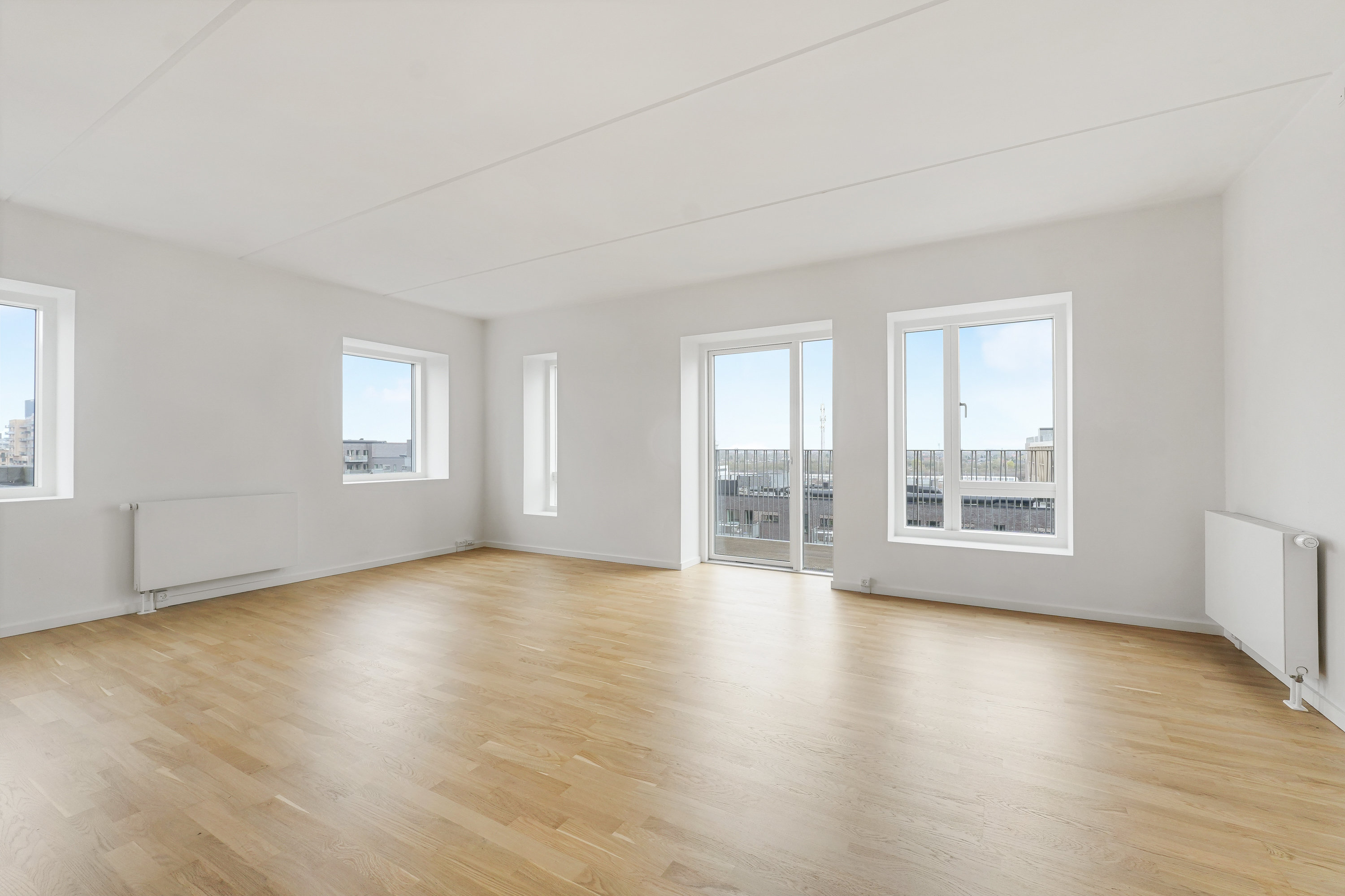 Fremhævet andet billede i fuldskærmstilstand. Billede af Robert Jacobsens Vej 40B, 5. th., 2300 København S