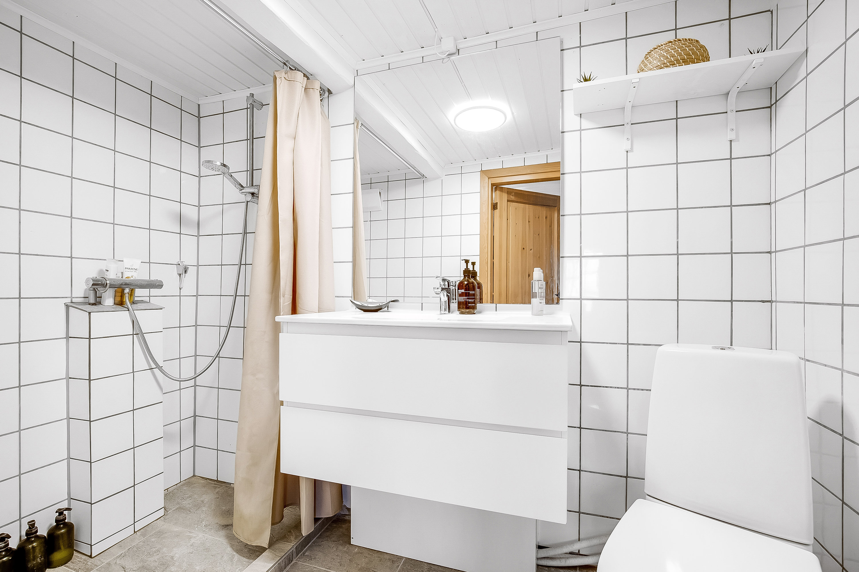 Fremhævet badeværelse billede i fuldskærmstilstand. Billede af Skomagergade 30, 6093 Sjølund