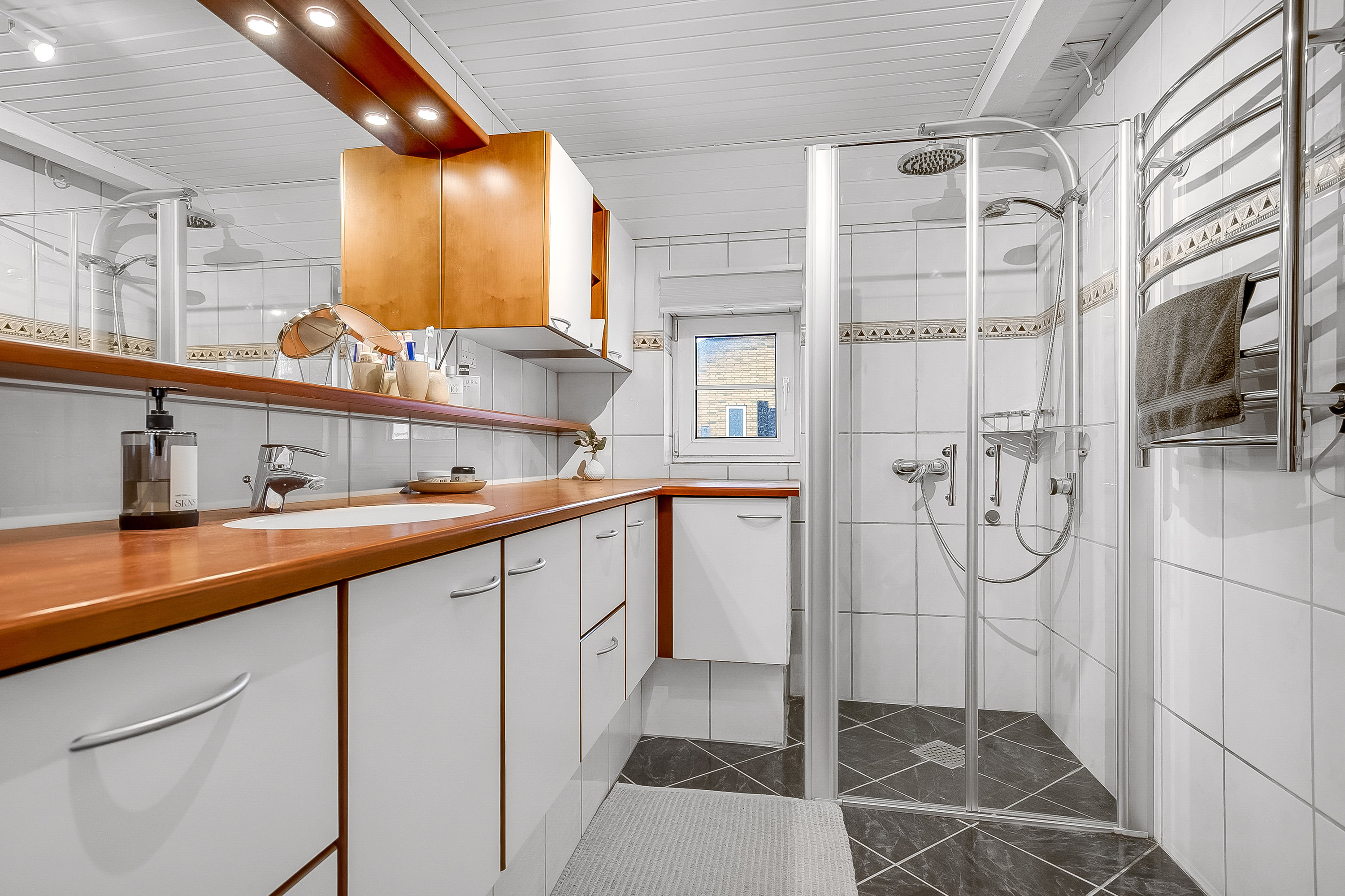 Fremhævet badeværelse billede i fuldskærmstilstand. Billede af Skomagergade 30, 6093 Sjølund