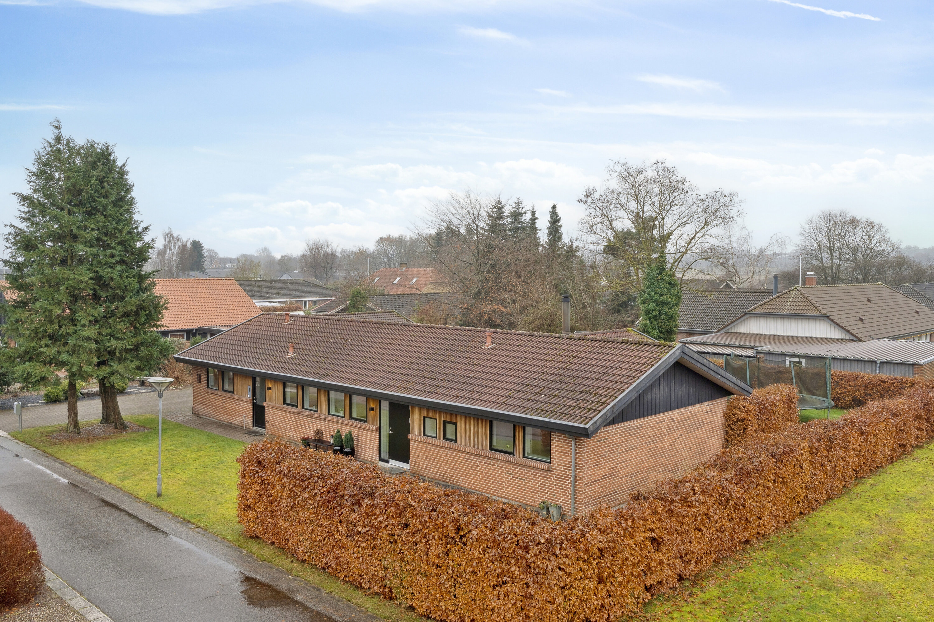 Fremhævet set fra vejen billede i fuldskærmstilstand. Billede af Granvænget 18, Smedeby, 6340 Kruså