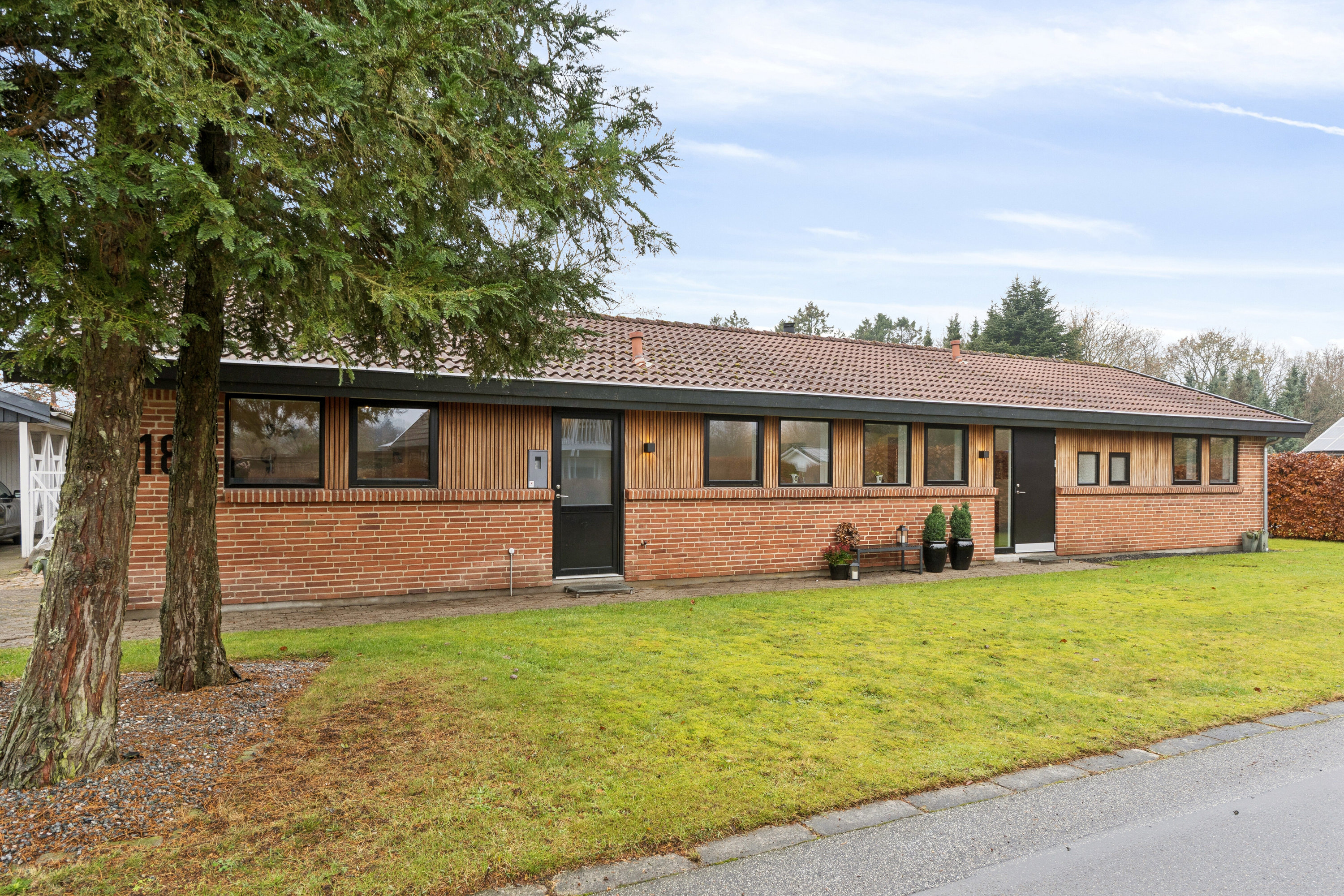 Miniaturebillede 1: set fra vejen. Billede af Granvænget 18, Smedeby, 6340 Kruså