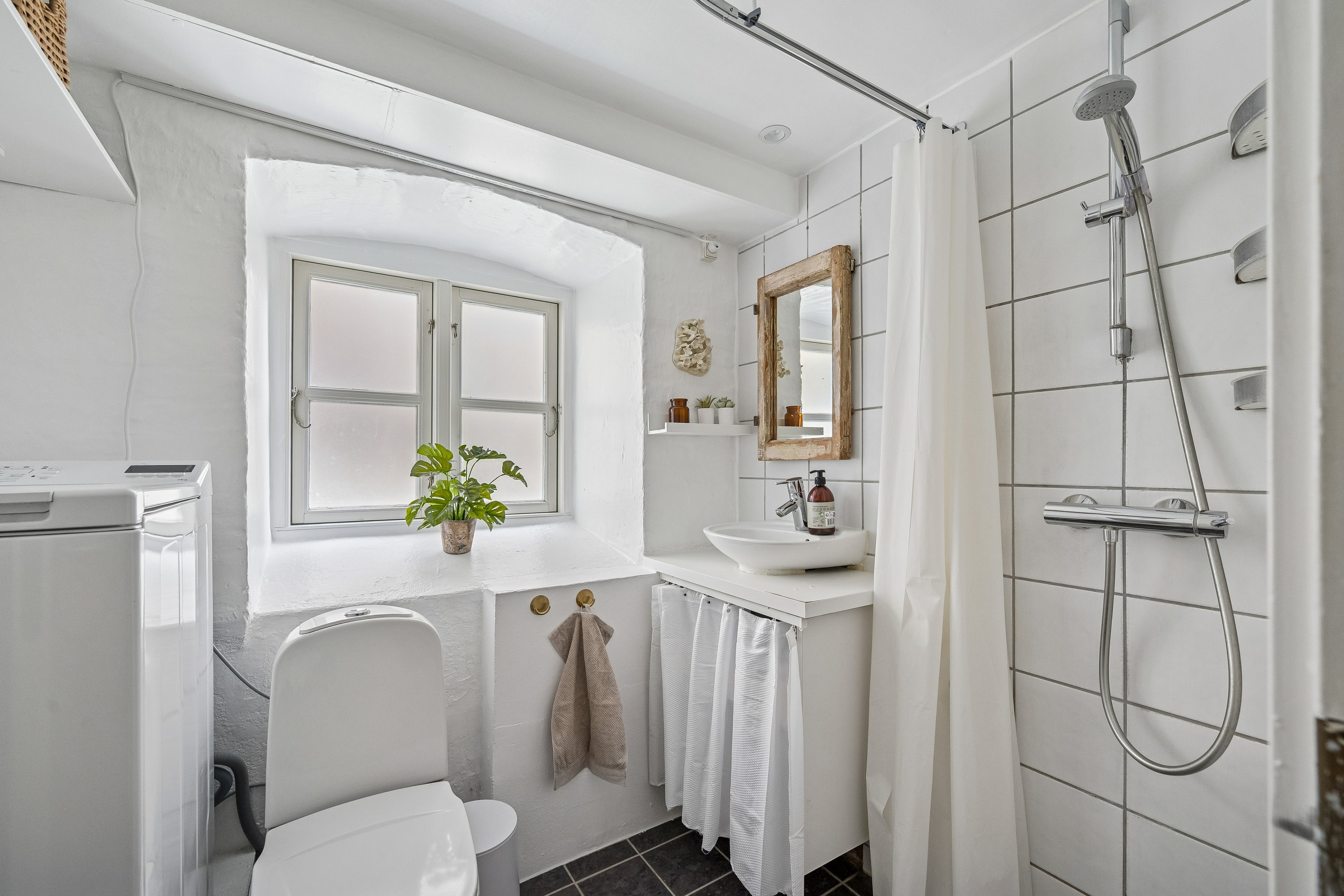 Fremhævet badeværelse billede i fuldskærmstilstand. Billede af Christiansgade 8, kld.., 8000 Aarhus C