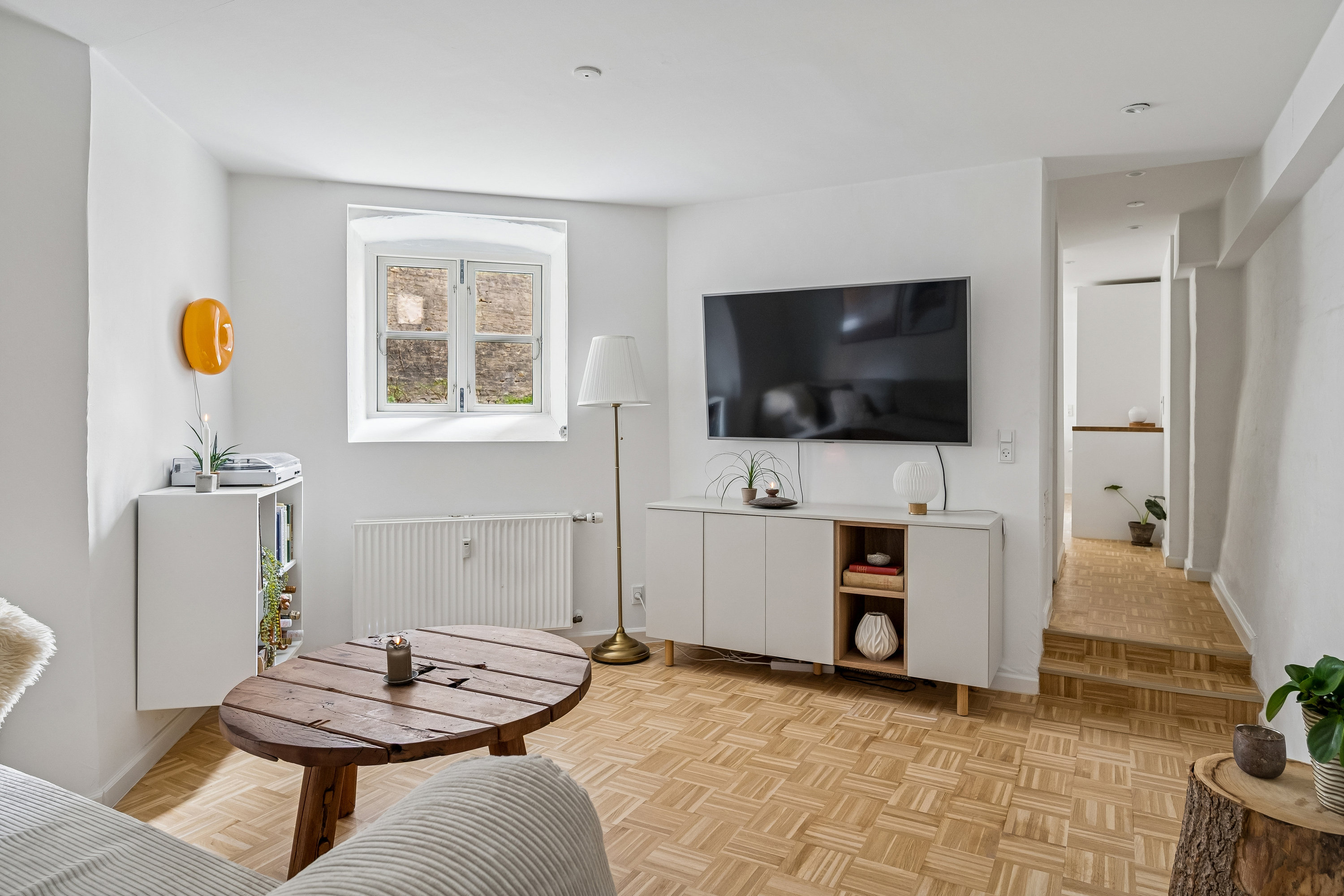 Fremhævet stue billede i fuldskærmstilstand. Billede af Christiansgade 8, kld.., 8000 Aarhus C