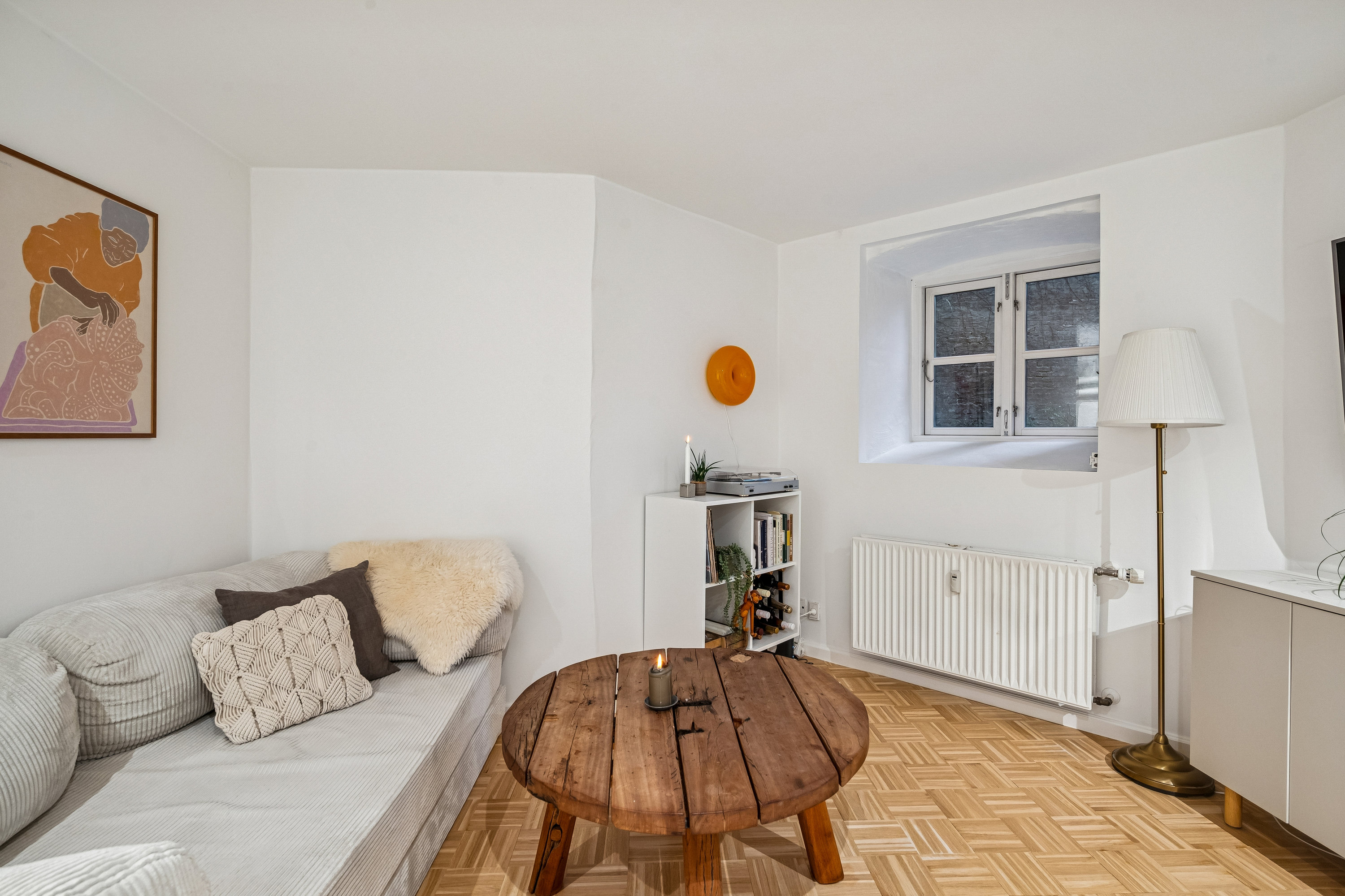 Fremhævet stue billede i fuldskærmstilstand. Billede af Christiansgade 8, kld.., 8000 Aarhus C