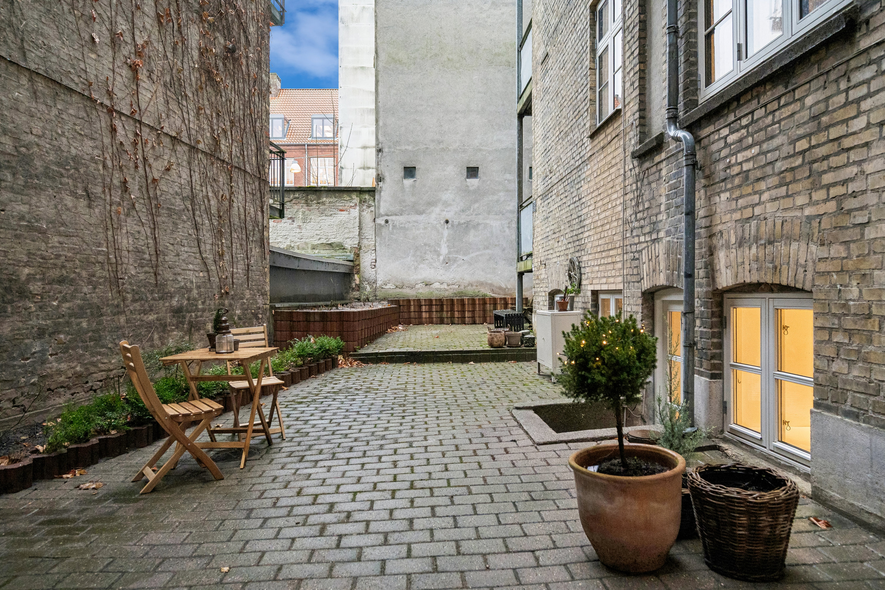 Fremhævet gårdmiljø billede i fuldskærmstilstand. Billede af Christiansgade 8, kld.., 8000 Aarhus C