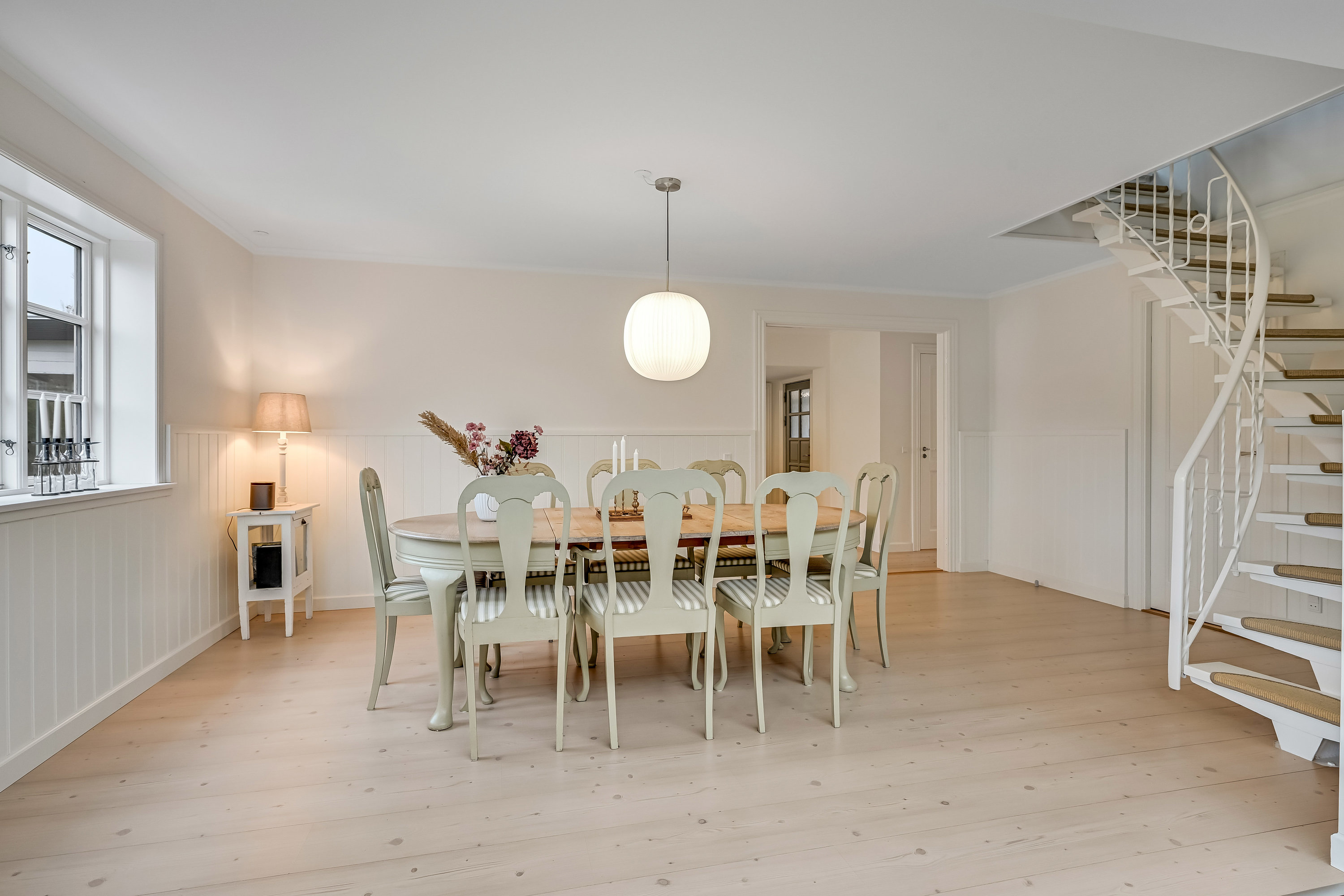 Fremhævet stue billede i fuldskærmstilstand. Billede af Carit Etlars Alle 66, 6700 Esbjerg