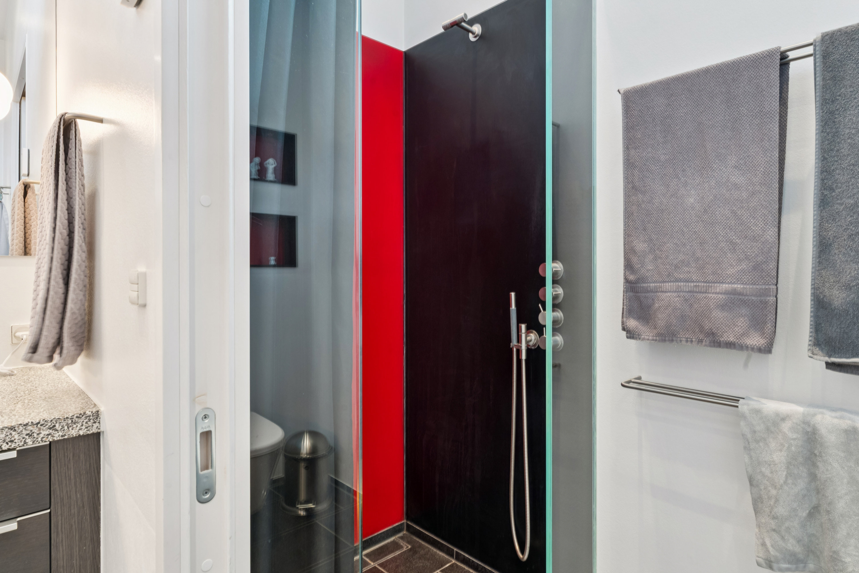 Fremhævet bad billede i fuldskærmstilstand. Billede af Davids Alle 3, 9000 Aalborg