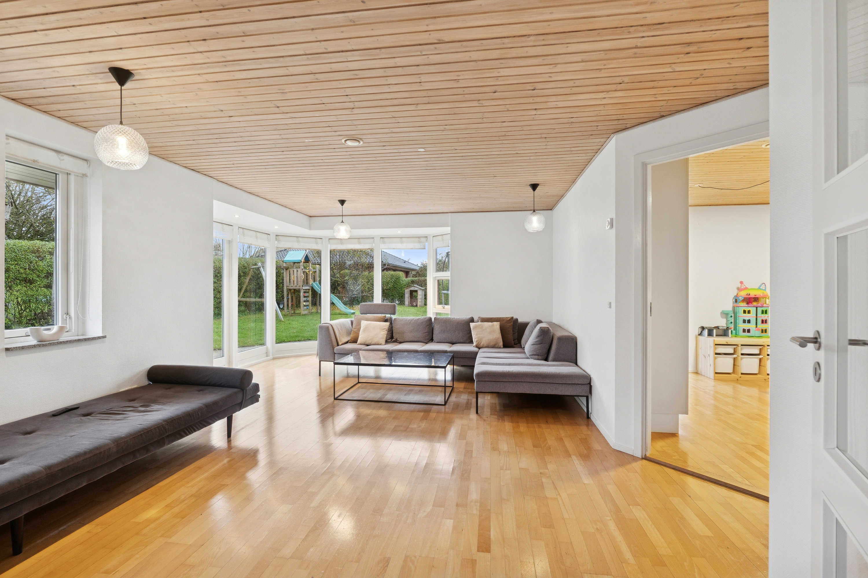 Fremhævet stue billede i fuldskærmstilstand. Billede af Krogstens Alle 28, 2650 Hvidovre