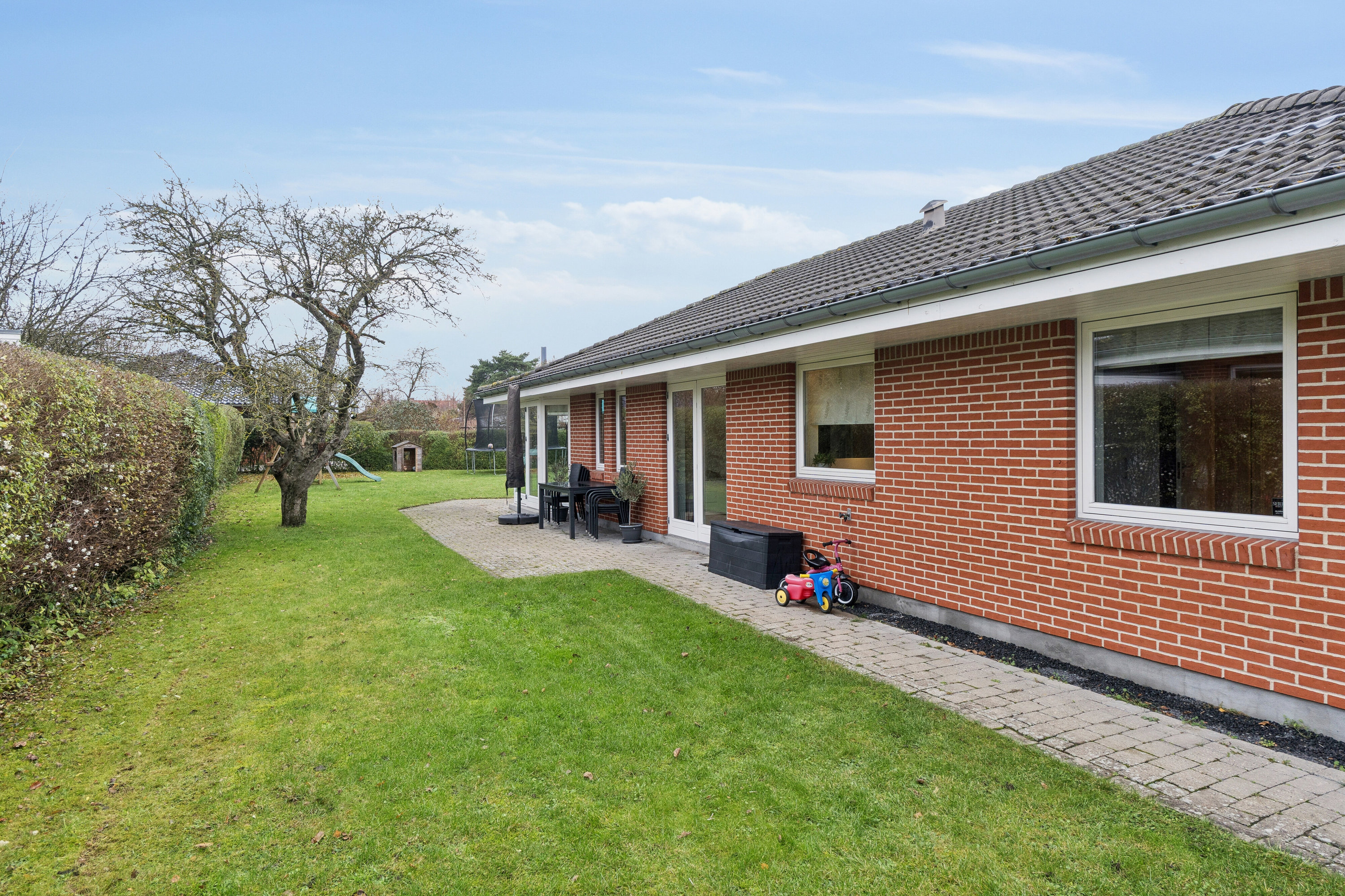 Fremhævet set fra haven billede i fuldskærmstilstand. Billede af Krogstens Alle 28, 2650 Hvidovre