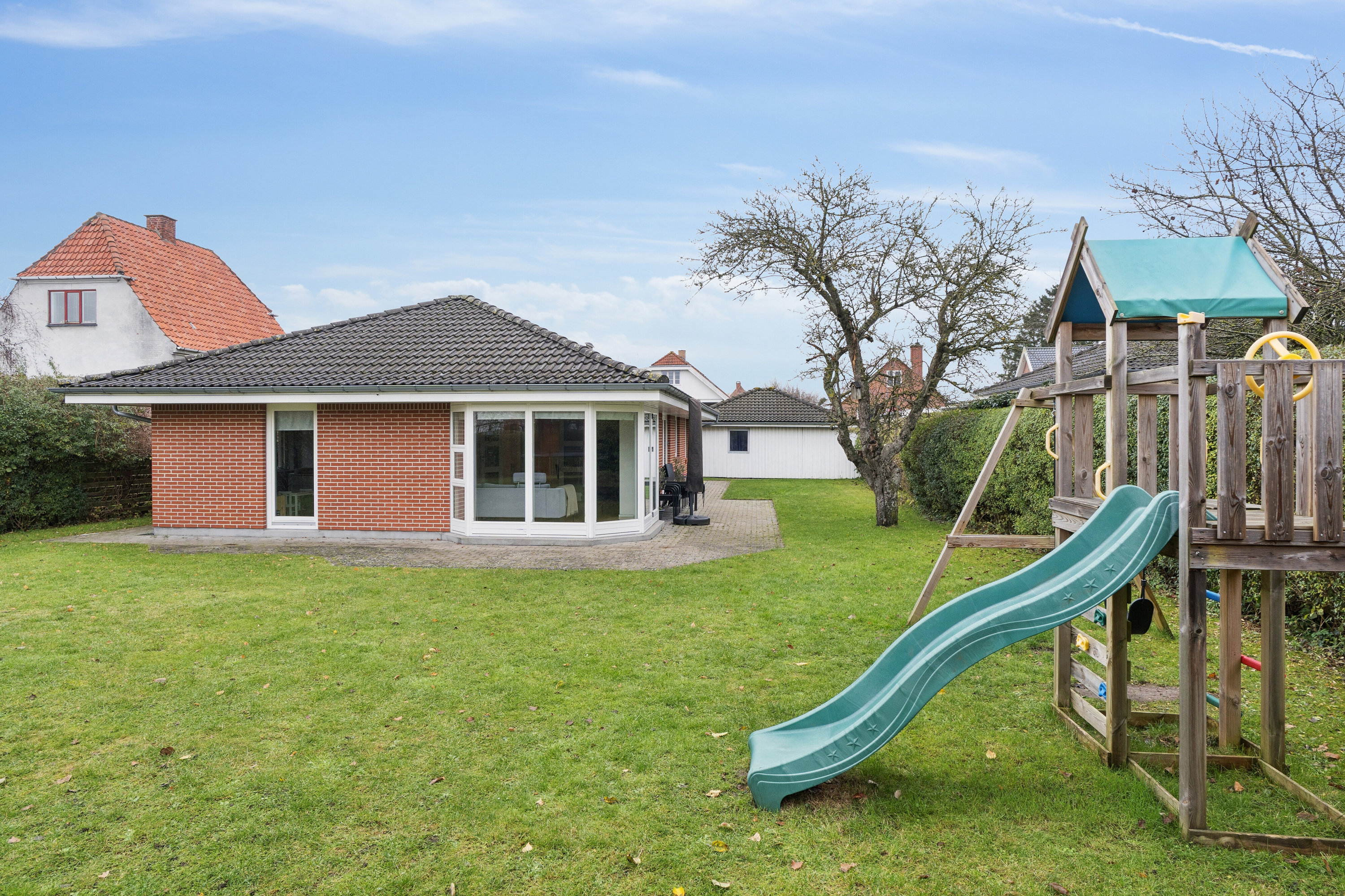 Fremhævet set fra haven billede i fuldskærmstilstand. Billede af Krogstens Alle 28, 2650 Hvidovre