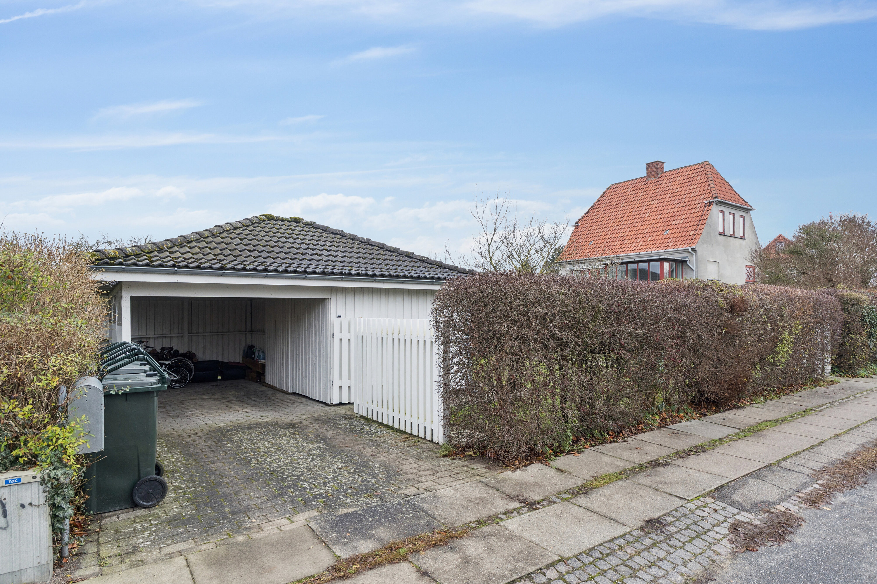 Fremhævet set fra vejen billede i fuldskærmstilstand. Billede af Krogstens Alle 28, 2650 Hvidovre