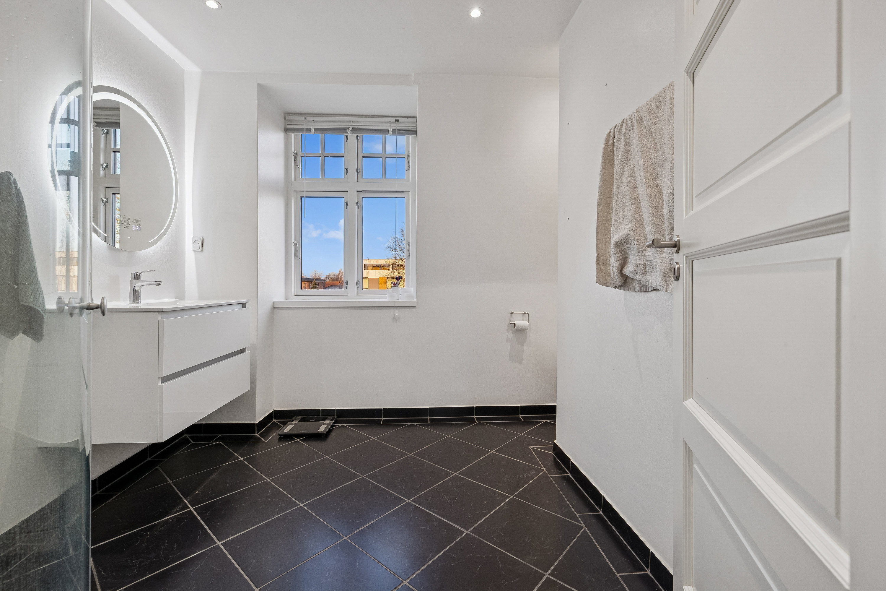 Fremhævet bad billede i fuldskærmstilstand. Billede af Rådmands Boulevard 14, 8900 Randers C