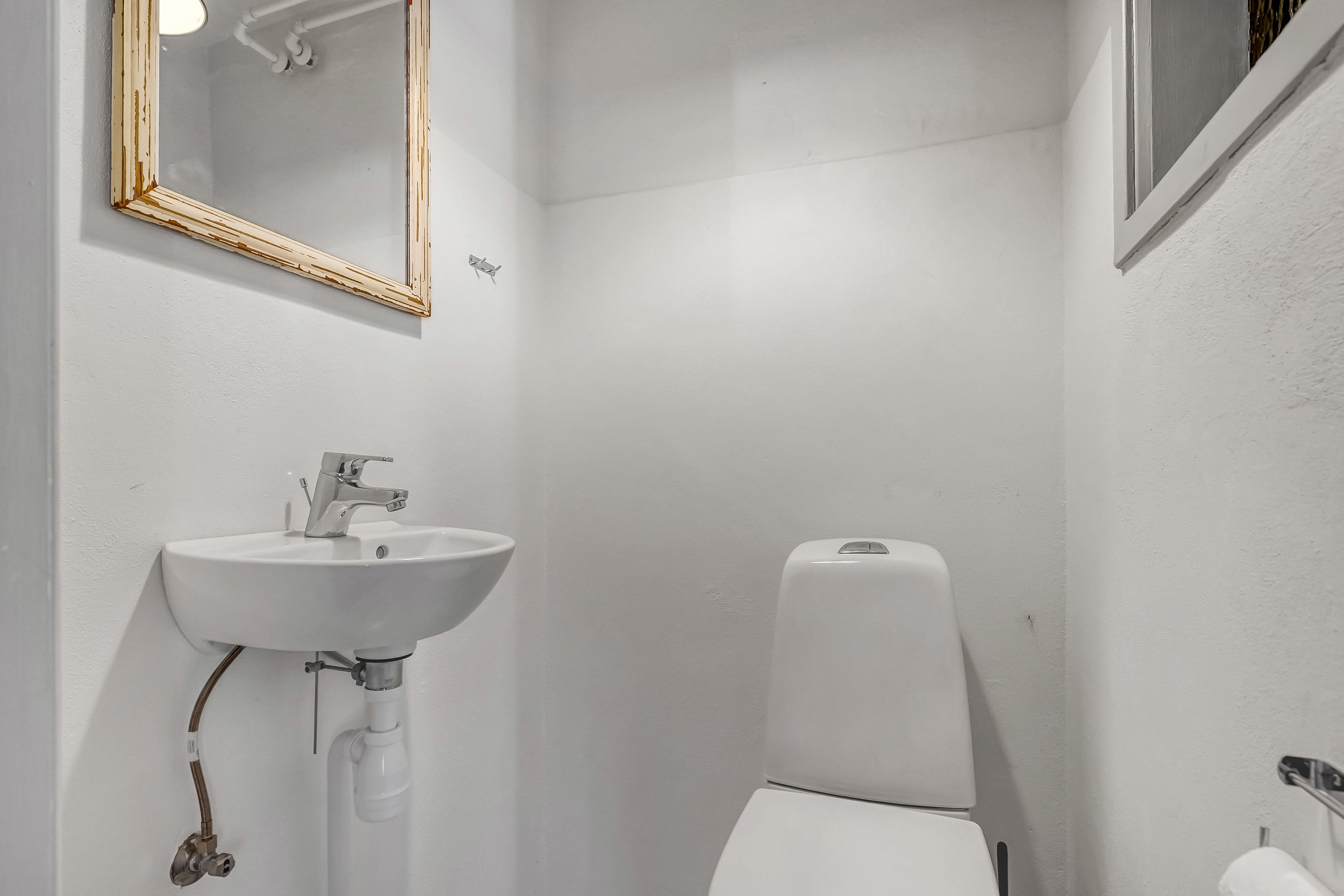 Fremhævet toilet billede i fuldskærmstilstand. Billede af Bredgade 20, 7600 Struer