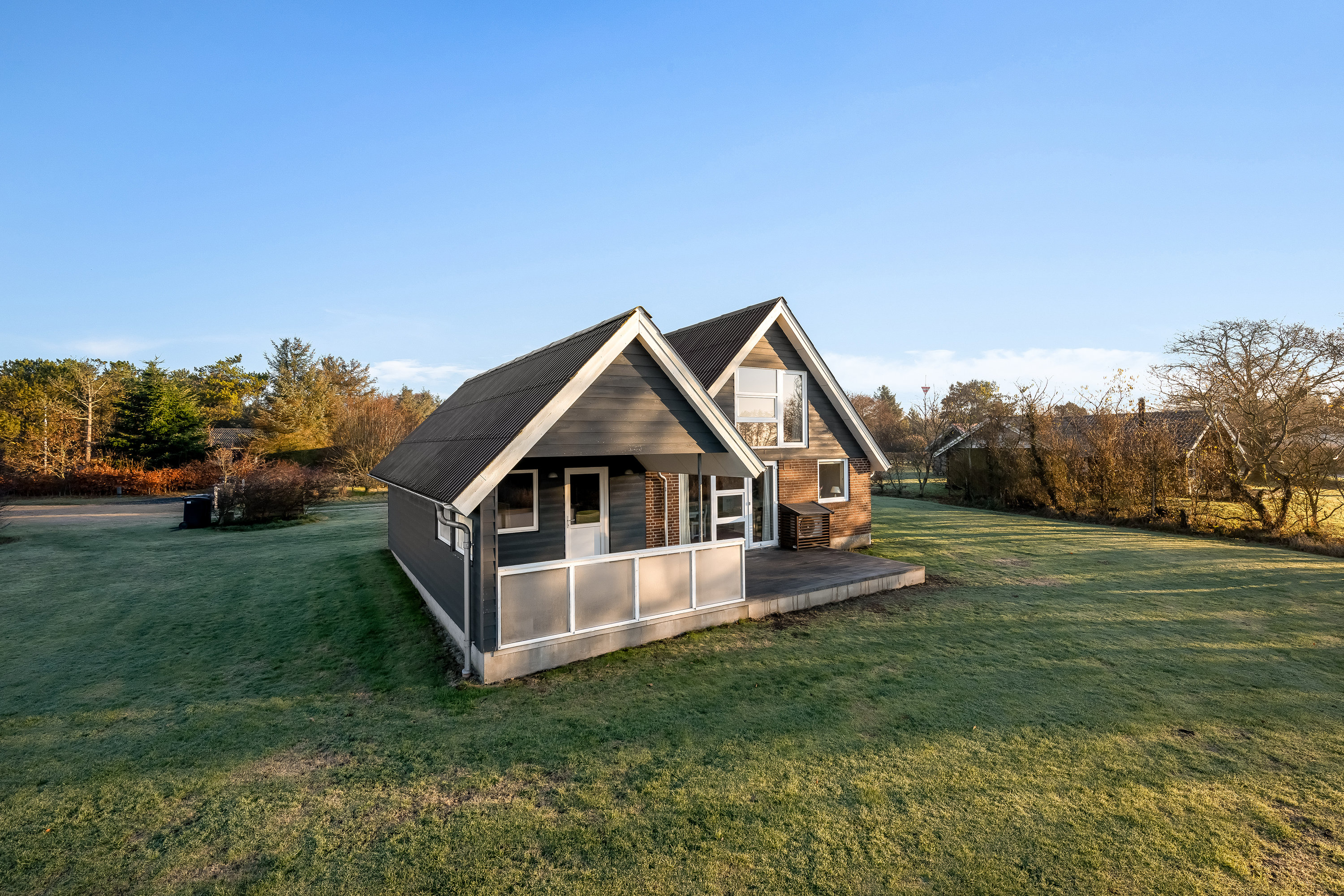 Fremhævet facade billede i fuldskærmstilstand. Billede af Sivvænget 25, Stauning, 6900 Skjern