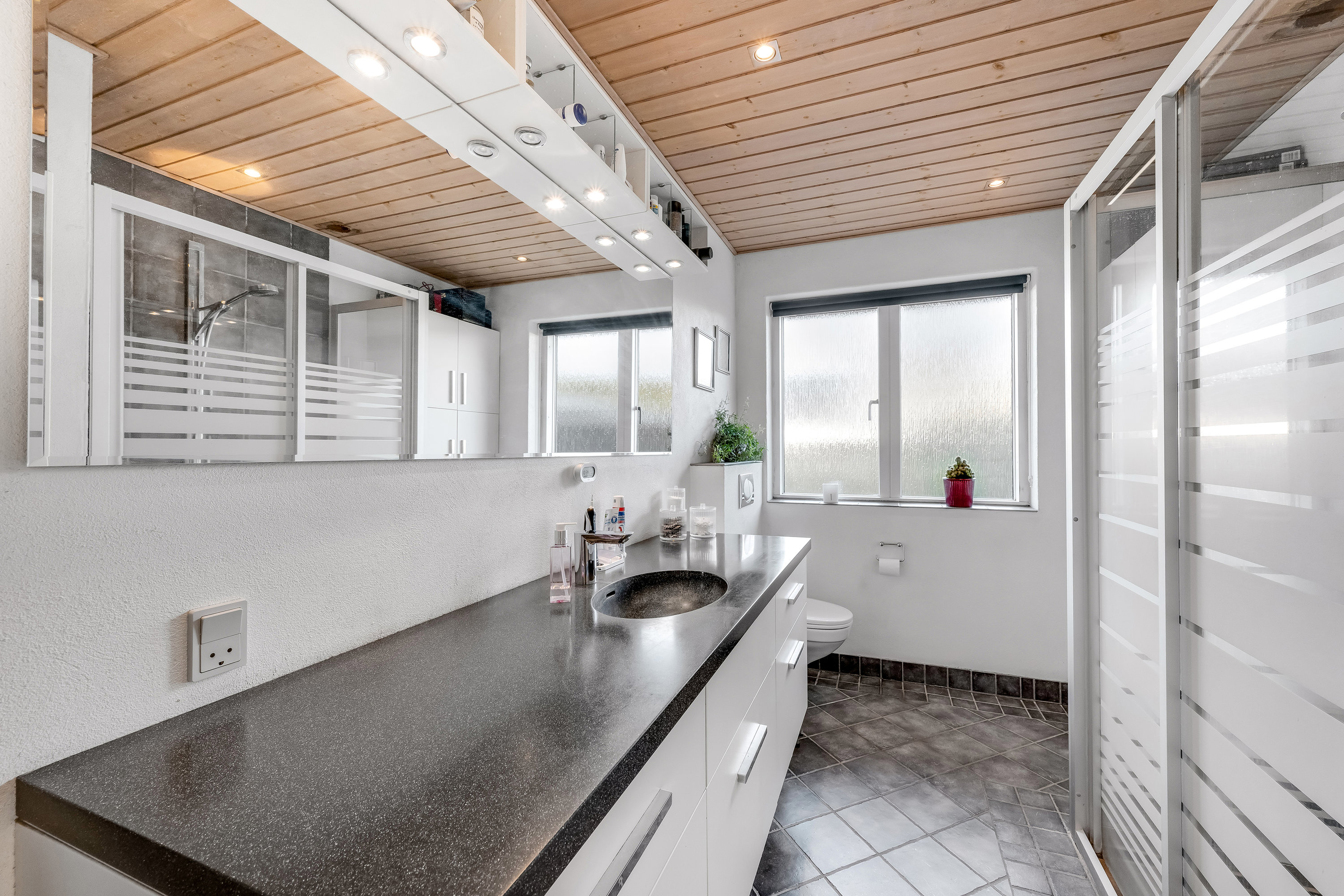 Fremhævet badeværelse billede i fuldskærmstilstand. Billede af Mågevej 7, 6900 Skjern