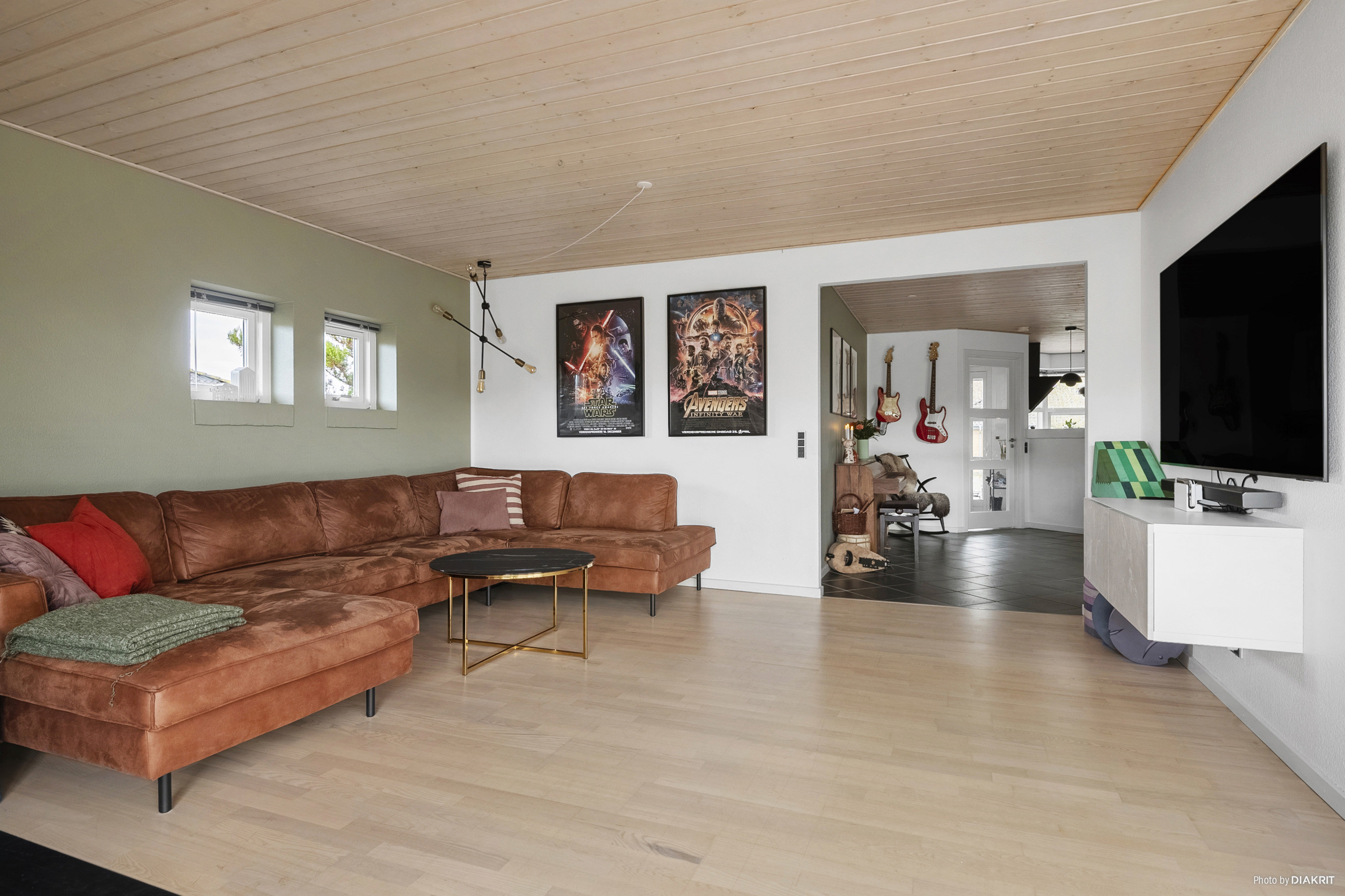 Fremhævet stue billede i fuldskærmstilstand. Billede af Espelunden 30, Hou, 8300 Odder