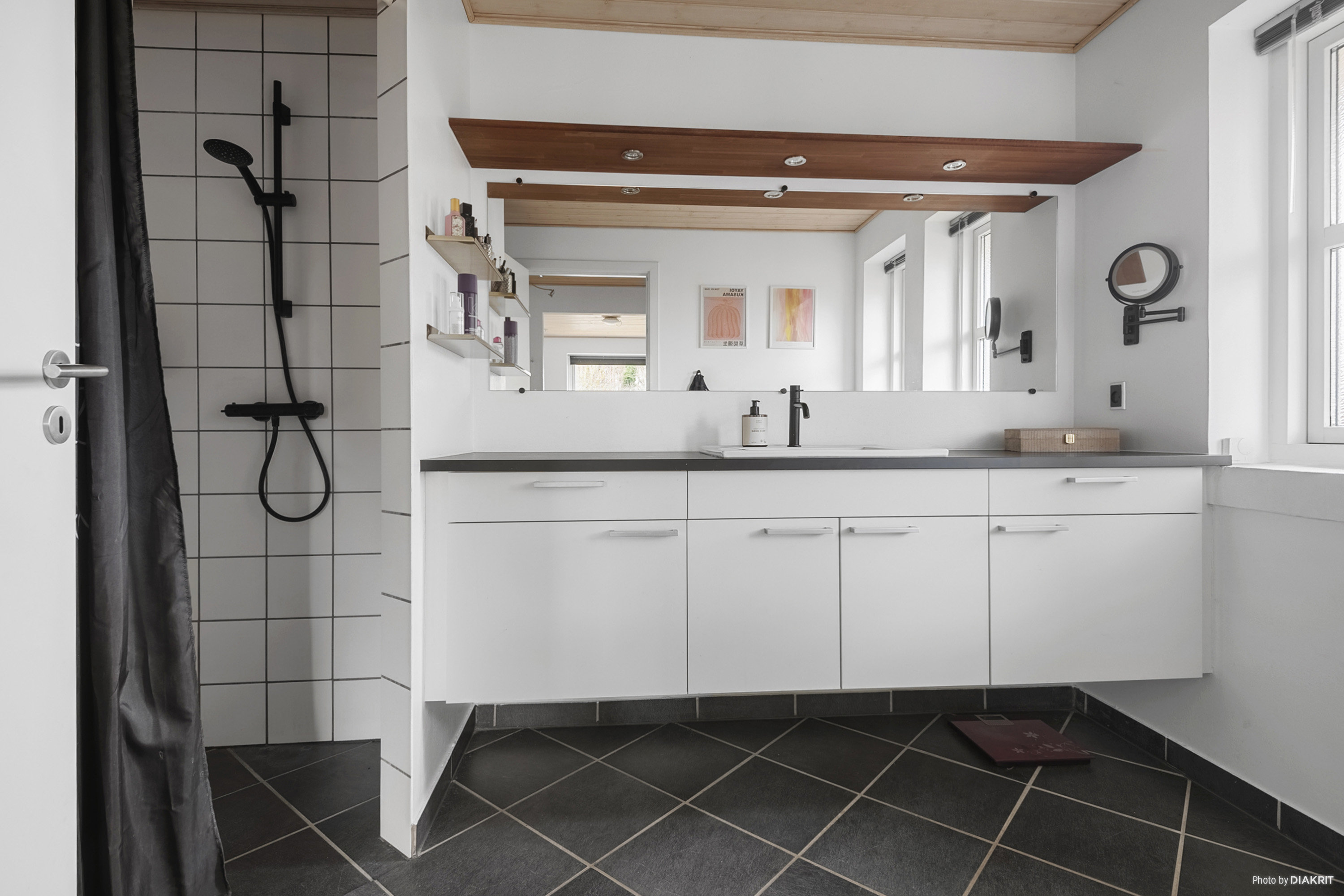 Fremhævet badeværelse billede i fuldskærmstilstand. Billede af Espelunden 30, Hou, 8300 Odder