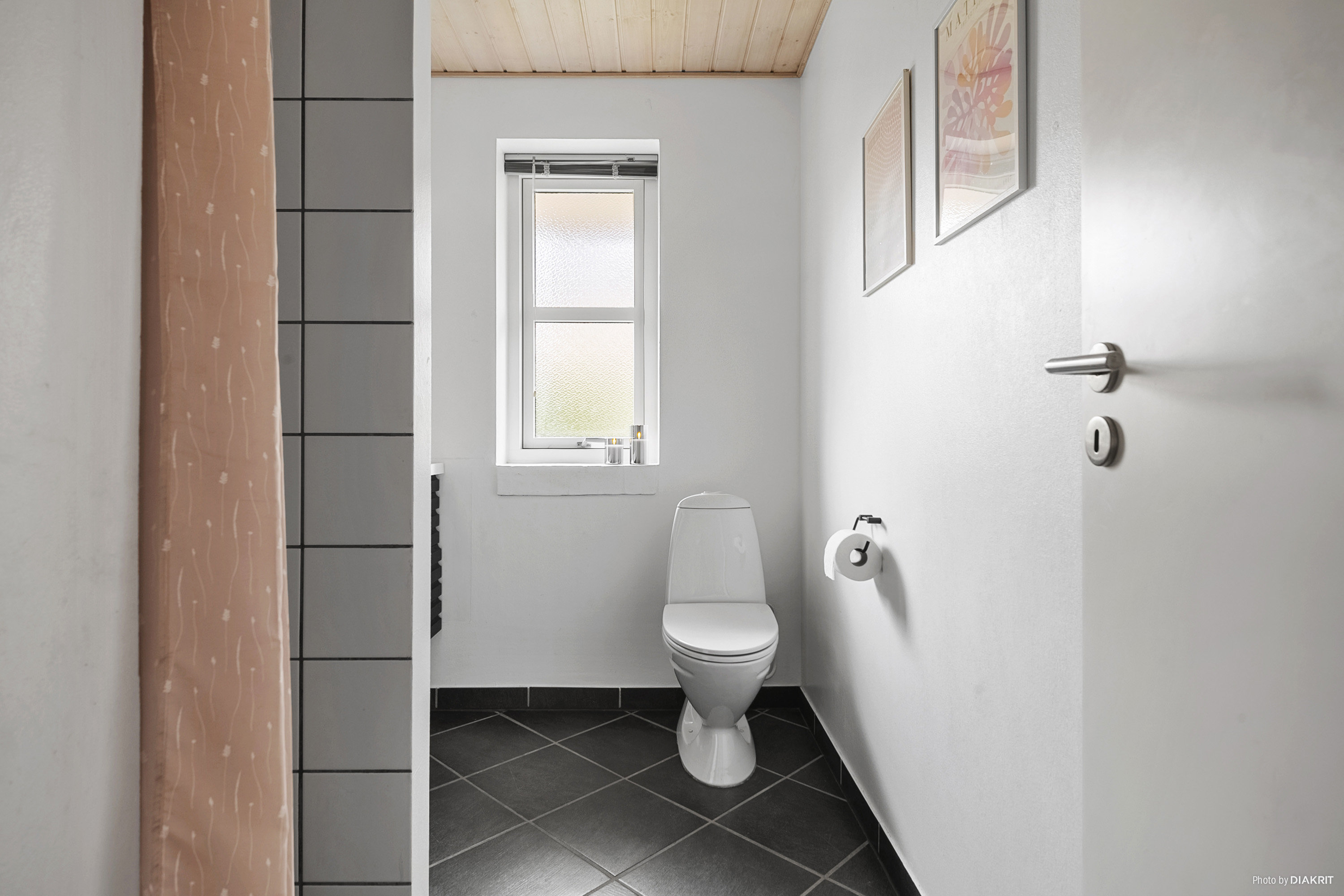 Fremhævet badeværelse billede i fuldskærmstilstand. Billede af Espelunden 30, Hou, 8300 Odder