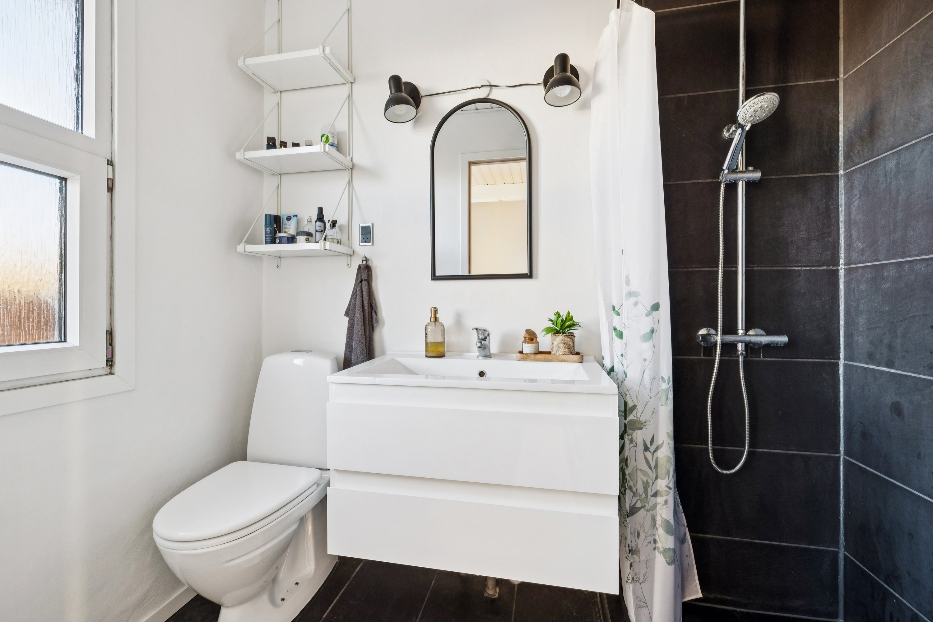 Fremhævet badeværelse billede i fuldskærmstilstand. Billede af Ndr Truevej 11, Vebbestrup, 9500 Hobro