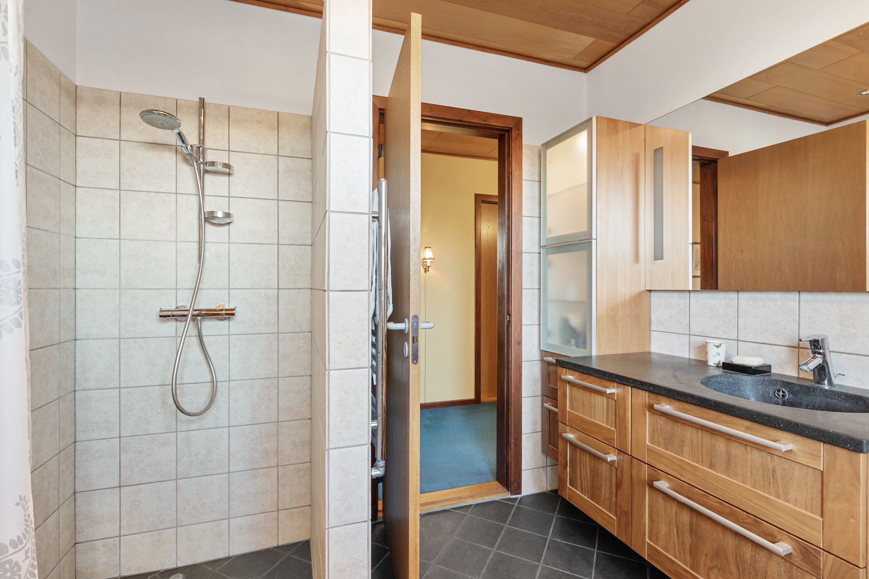 Fremhævet badeværelse billede i fuldskærmstilstand. Billede af Grønagervej 13, 9760 Vrå