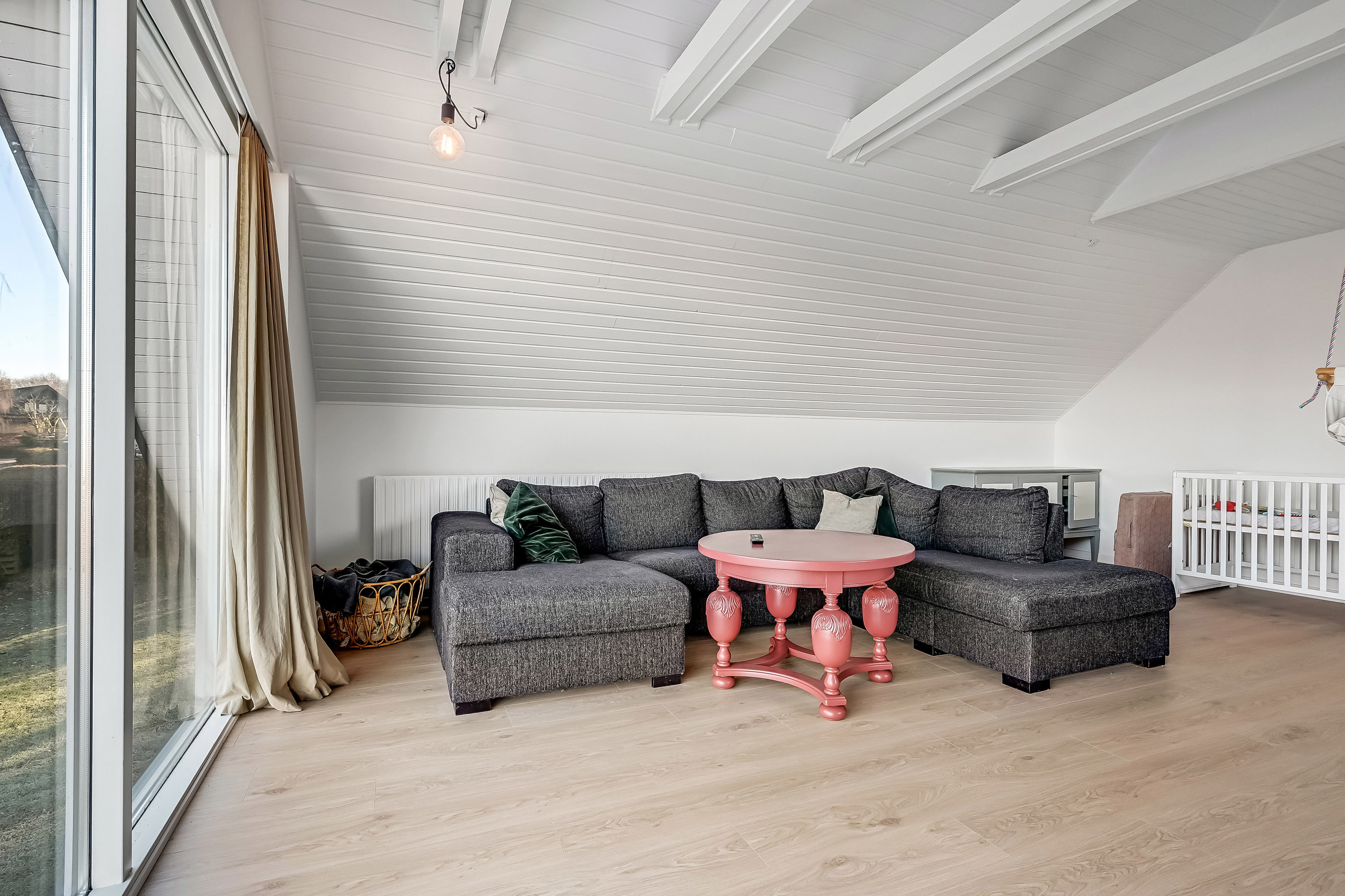 Fremhævet stue billede i fuldskærmstilstand. Billede af Sarpsborgvej 26, 7600 Struer