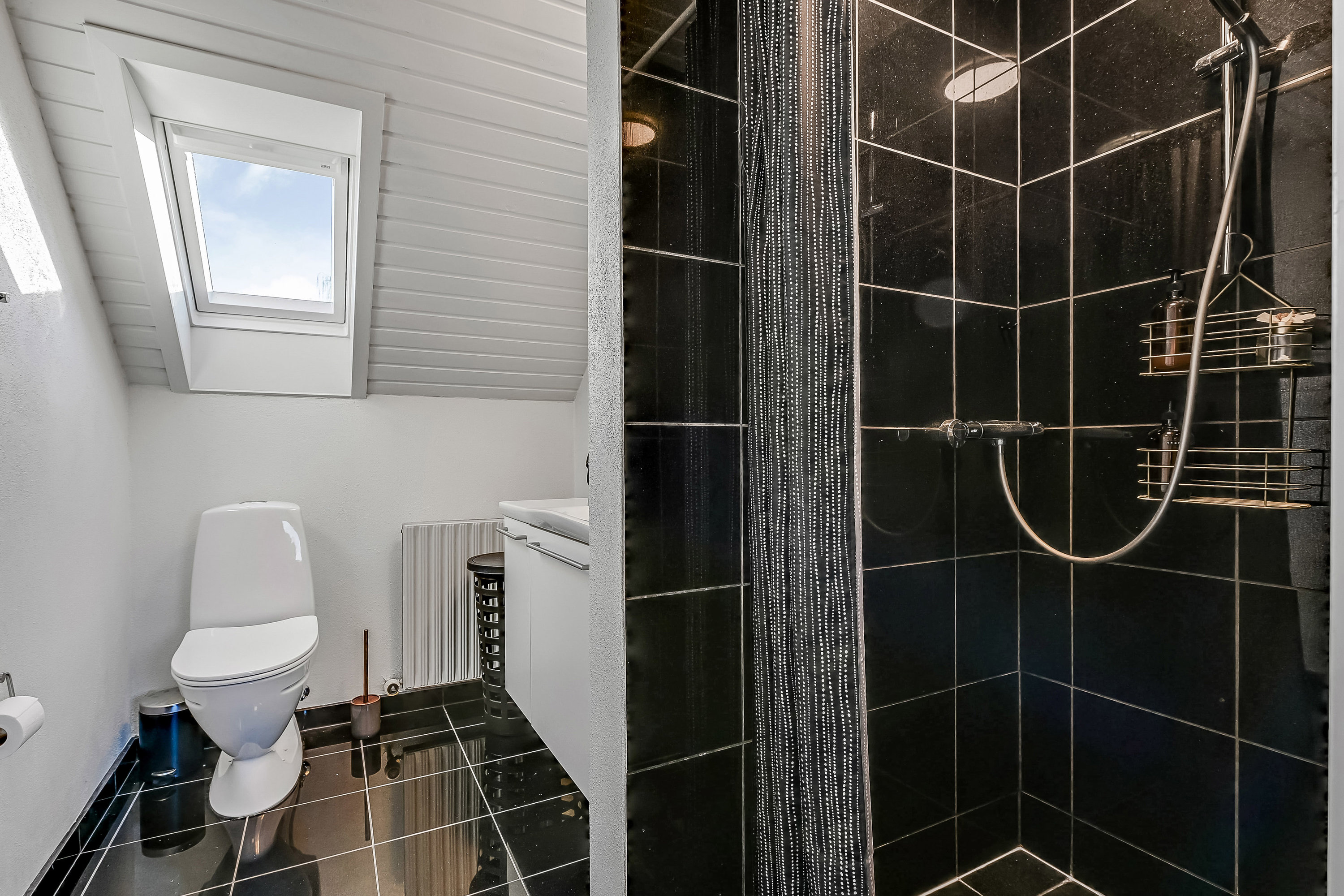 Fremhævet badeværelse billede i fuldskærmstilstand. Billede af Sarpsborgvej 26, 7600 Struer