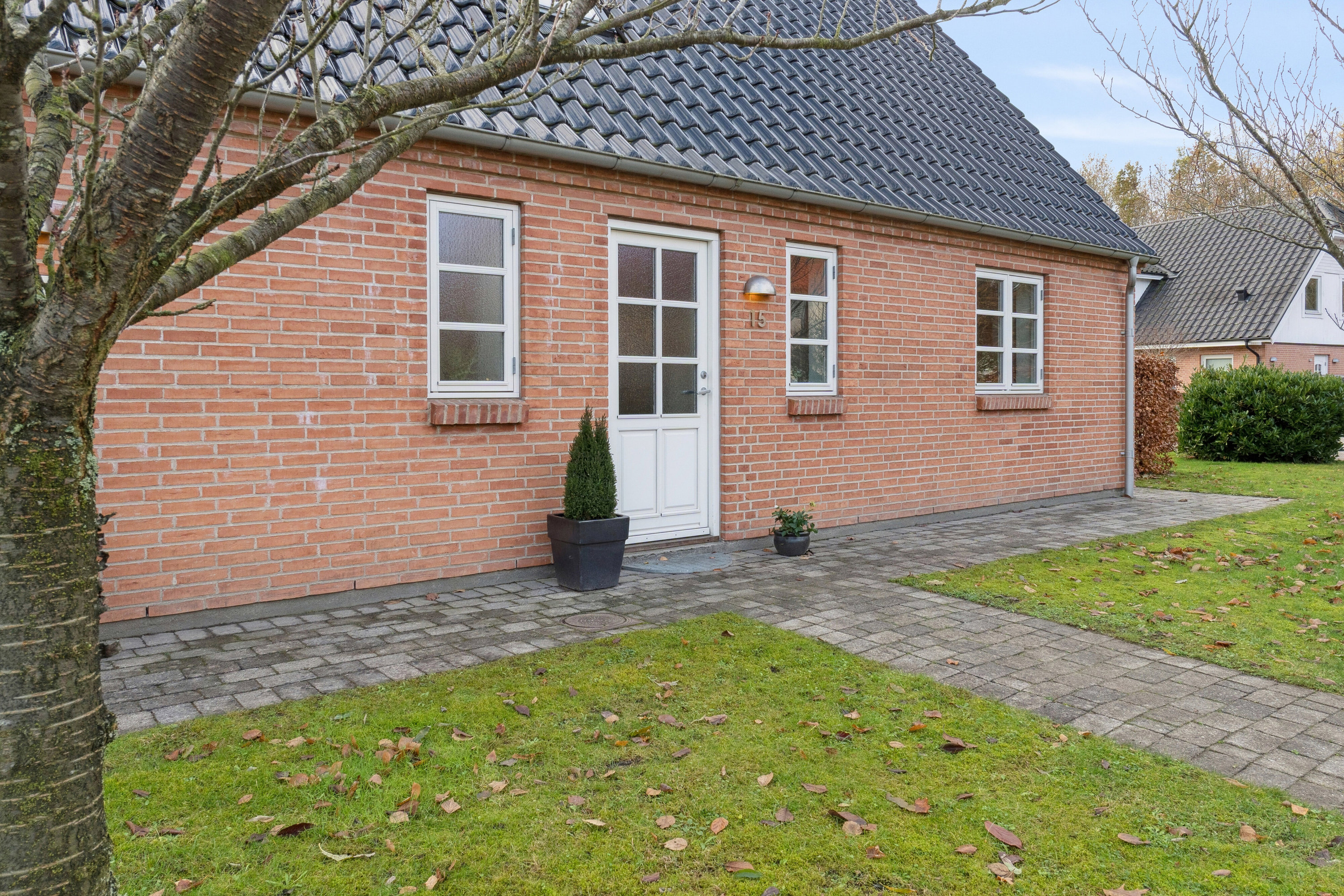 Fremhævet set fra haven billede i fuldskærmstilstand. Billede af Stensbjerg 15, 2600 Glostrup