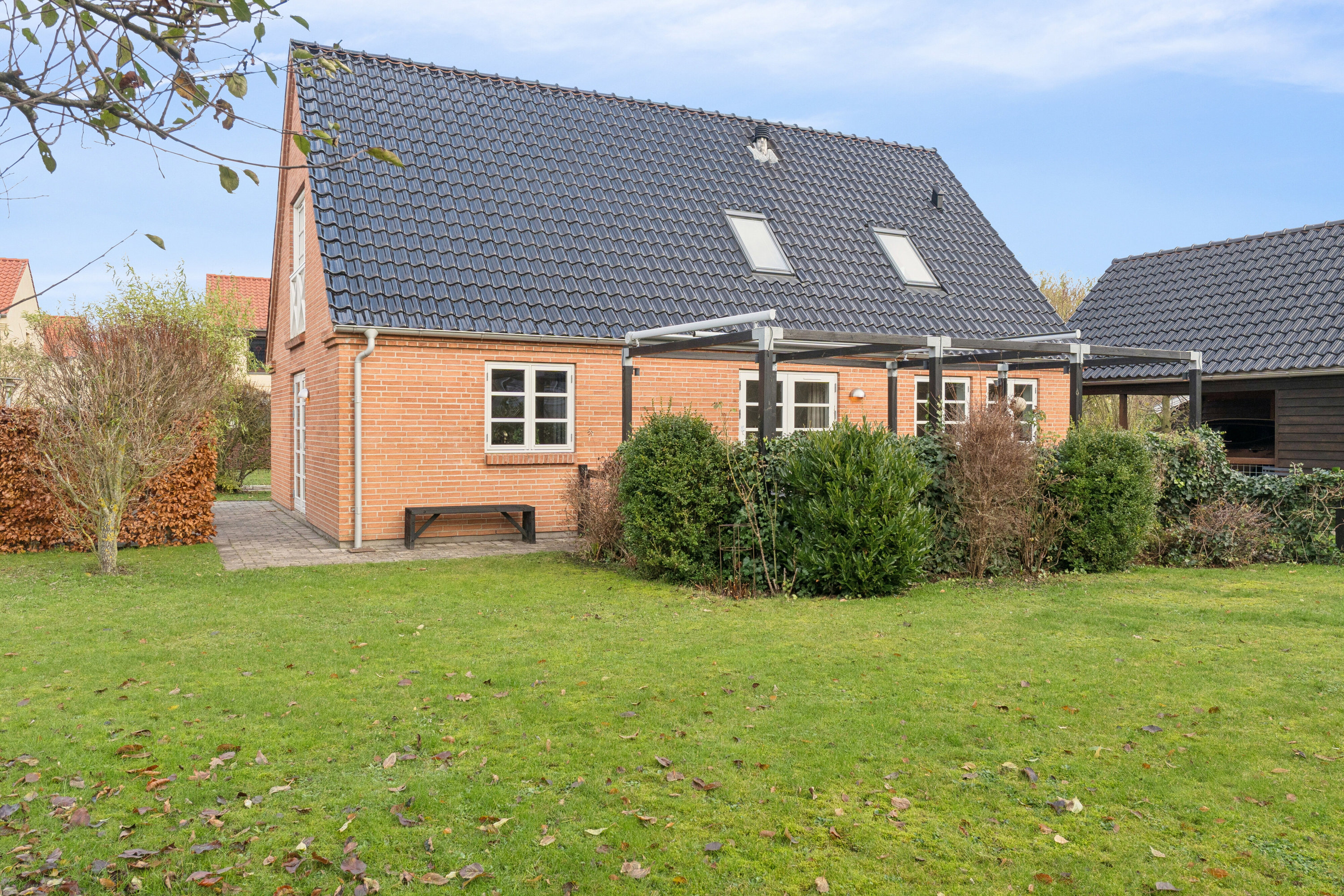 Fremhævet set fra haven billede i fuldskærmstilstand. Billede af Stensbjerg 15, 2600 Glostrup