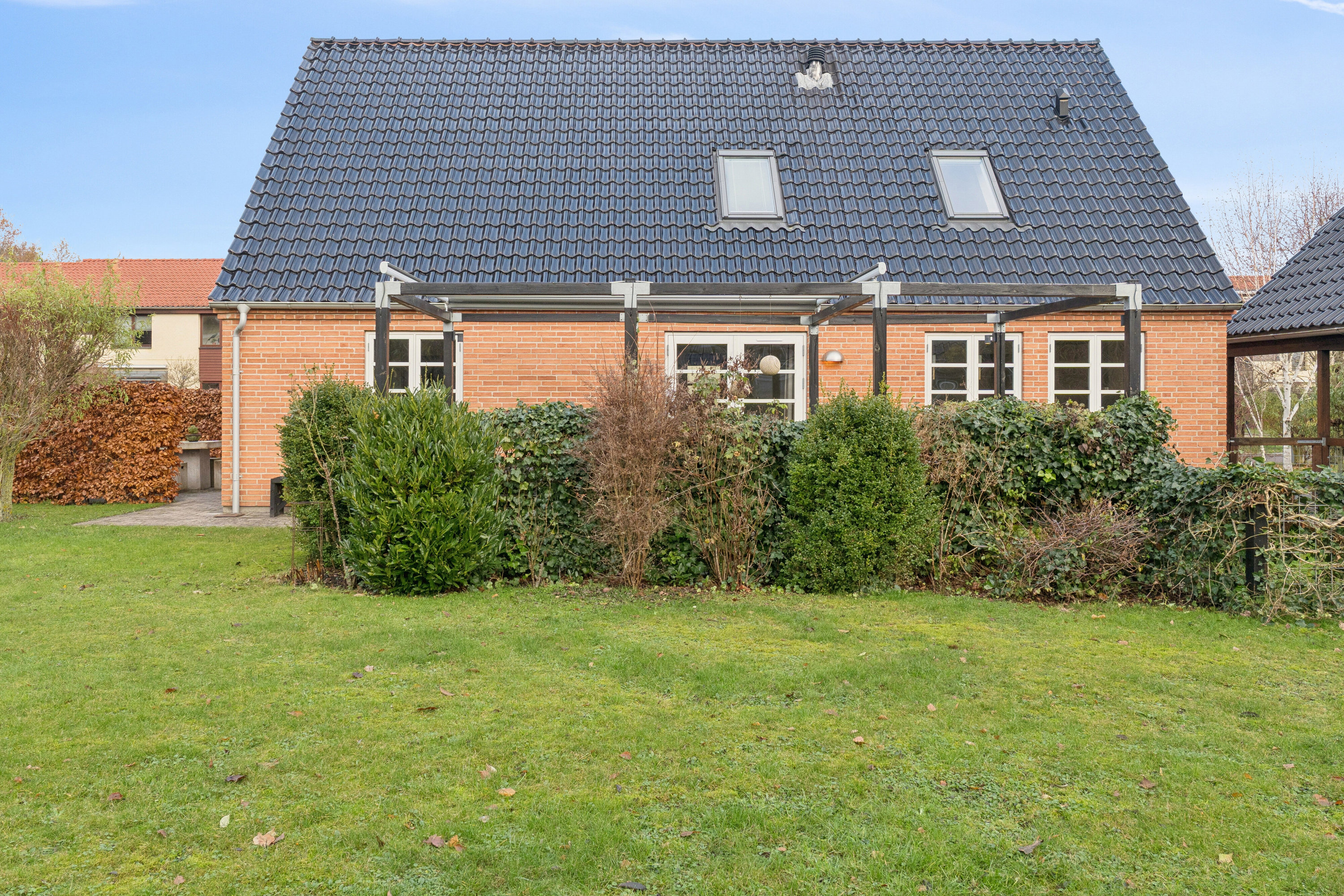 Fremhævet set fra haven billede i fuldskærmstilstand. Billede af Stensbjerg 15, 2600 Glostrup