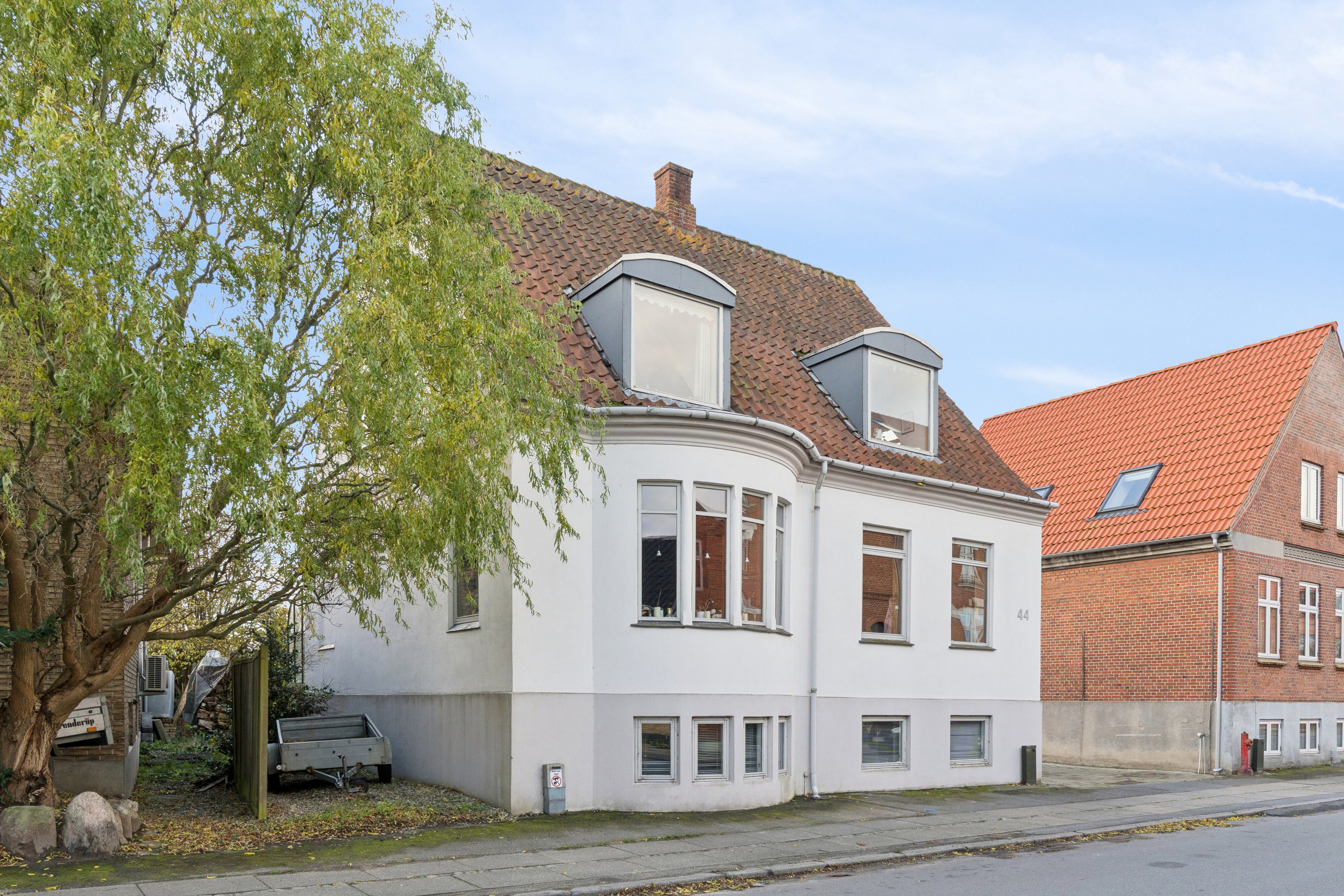 Villa: Set fra vejen på Knudshovedvej 44, 5800 Nyborg