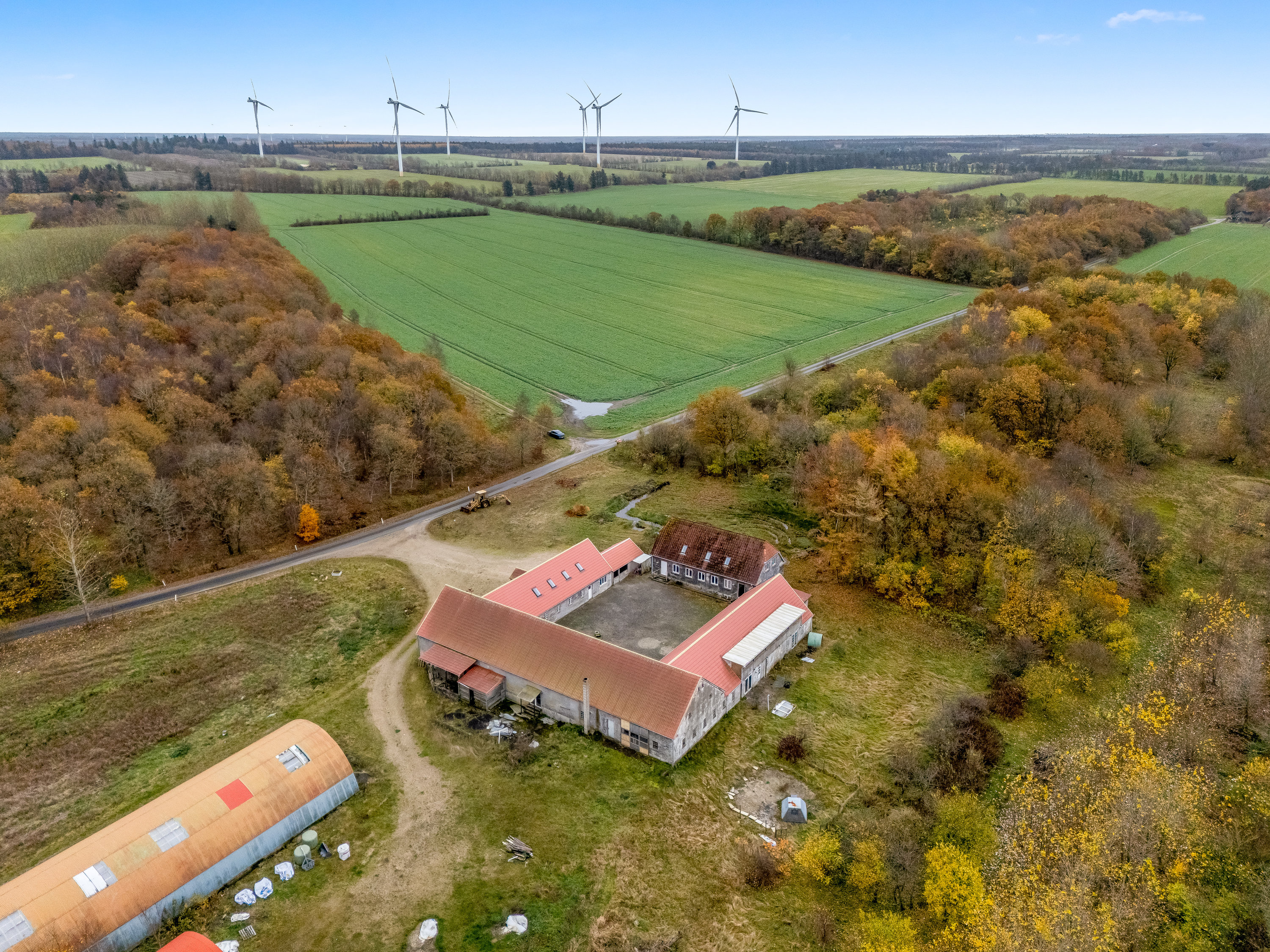 Fremhævet luftfoto billede i fuldskærmstilstand. Billede af Grimlundvej 2, Hoven, 6880 Tarm