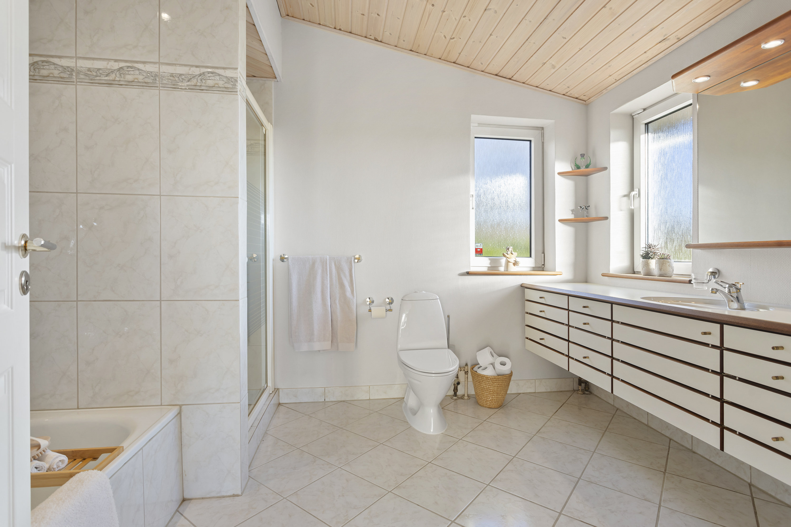 Fremhævet badeværelse billede i fuldskærmstilstand. Billede af Hestetoften 1, Ravnshøj, 9900 Frederikshavn