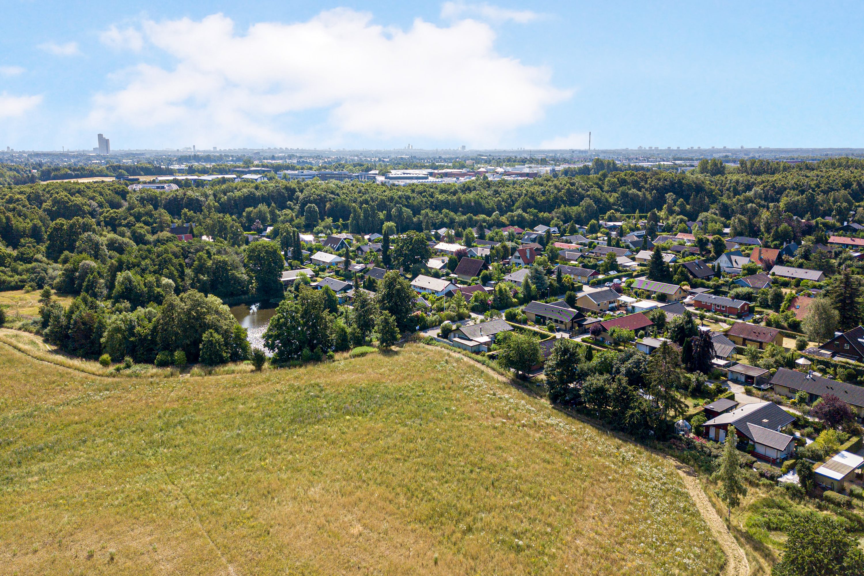 Fremhævet luftfoto billede i fuldskærmstilstand. Billede af Viggo Barfoeds Alle 50, 2750 Ballerup