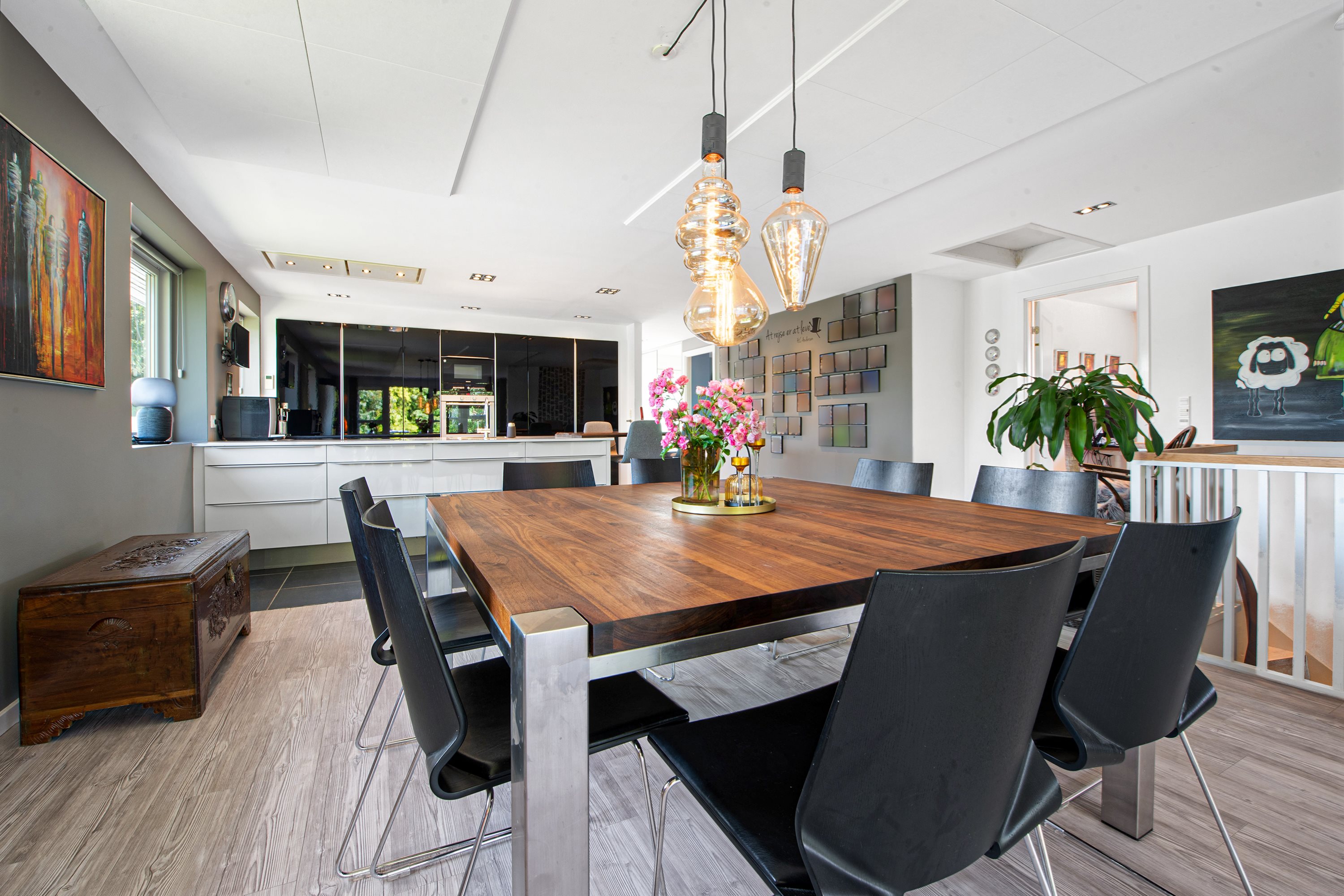 Fremhævet stue billede i fuldskærmstilstand. Billede af Viggo Barfoeds Alle 50, 2750 Ballerup