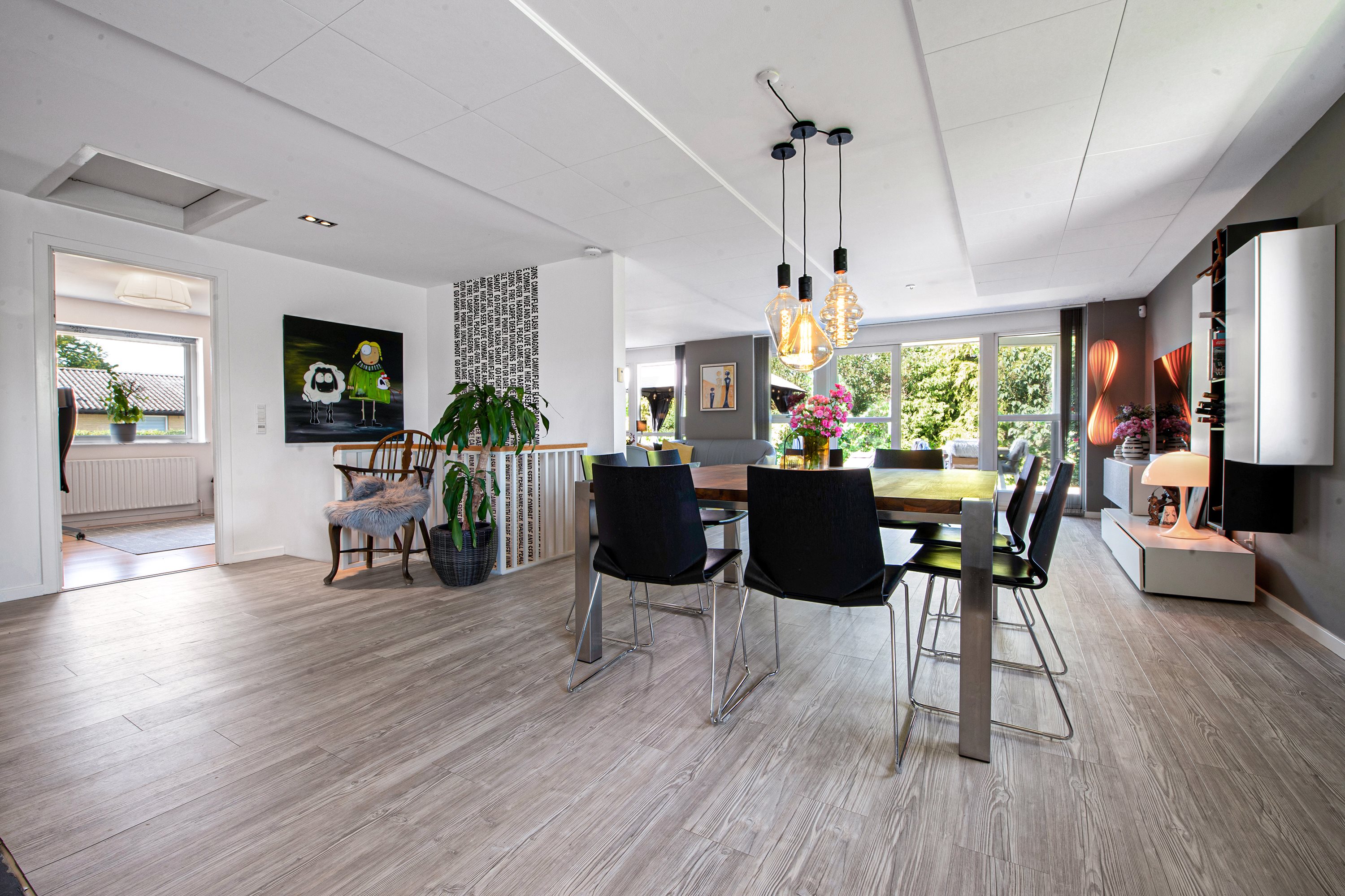 Fremhævet stue billede i fuldskærmstilstand. Billede af Viggo Barfoeds Alle 50, 2750 Ballerup