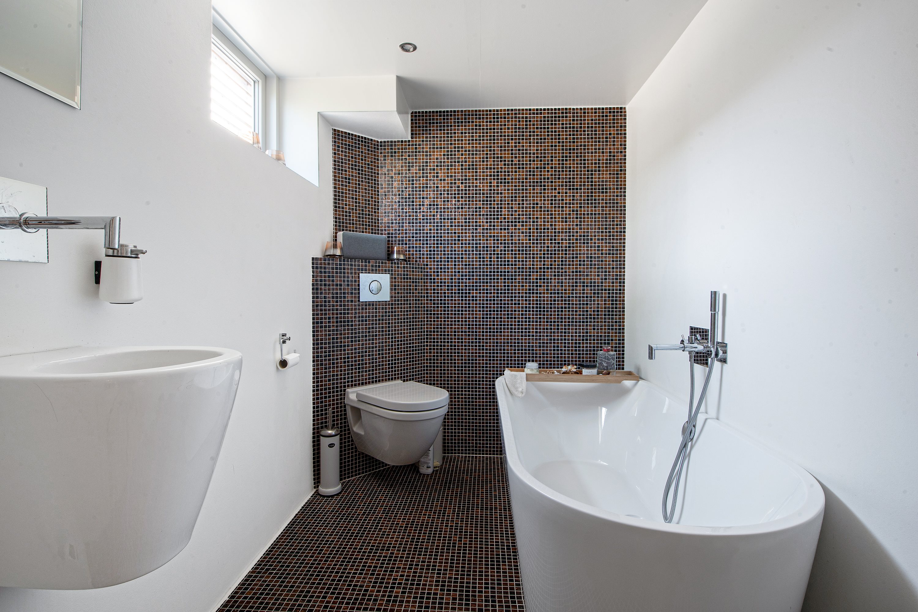 Fremhævet badeværelse billede i fuldskærmstilstand. Billede af Viggo Barfoeds Alle 50, 2750 Ballerup