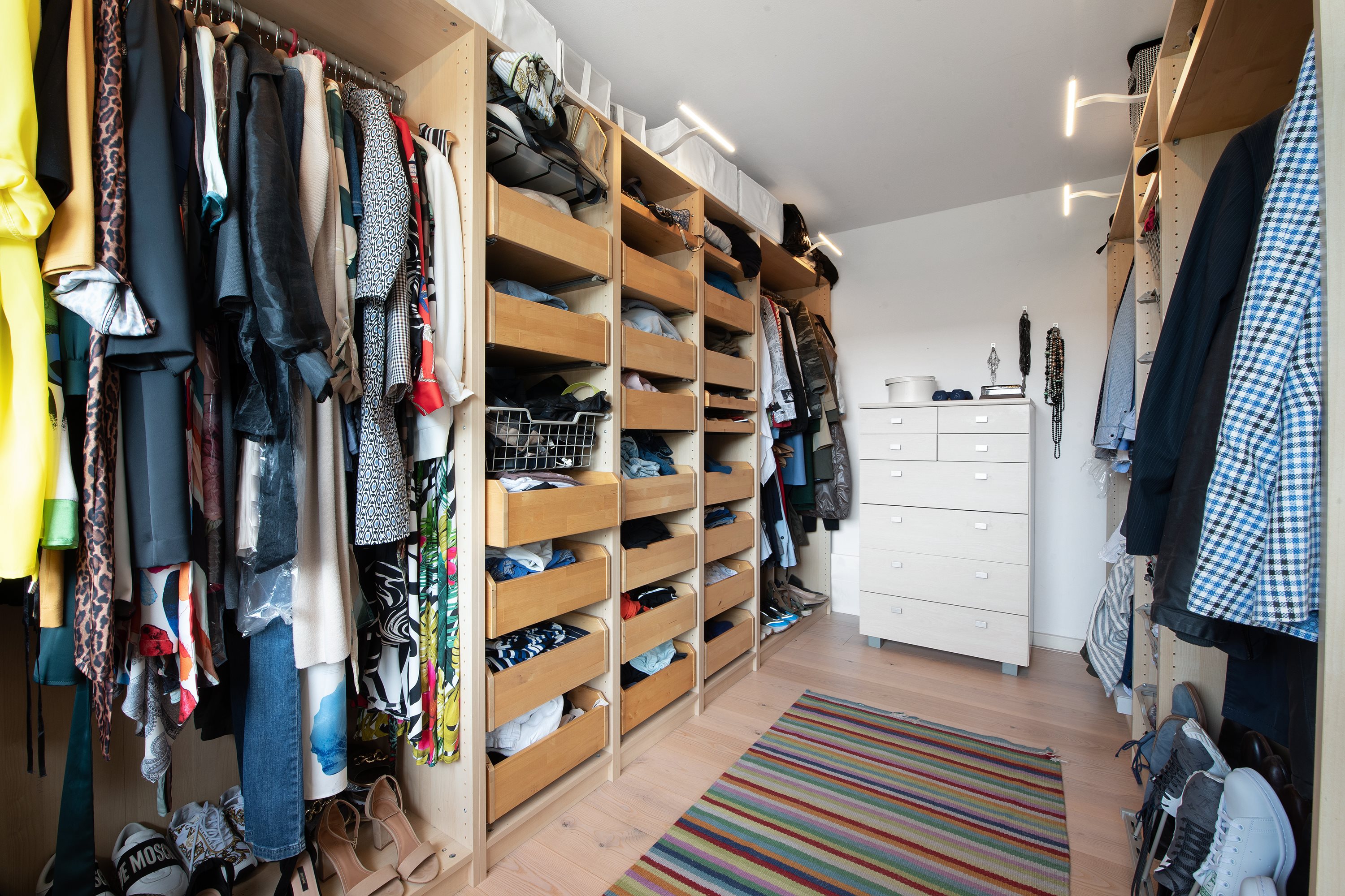 Fremhævet walkin closet billede i fuldskærmstilstand. Billede af Viggo Barfoeds Alle 50, 2750 Ballerup