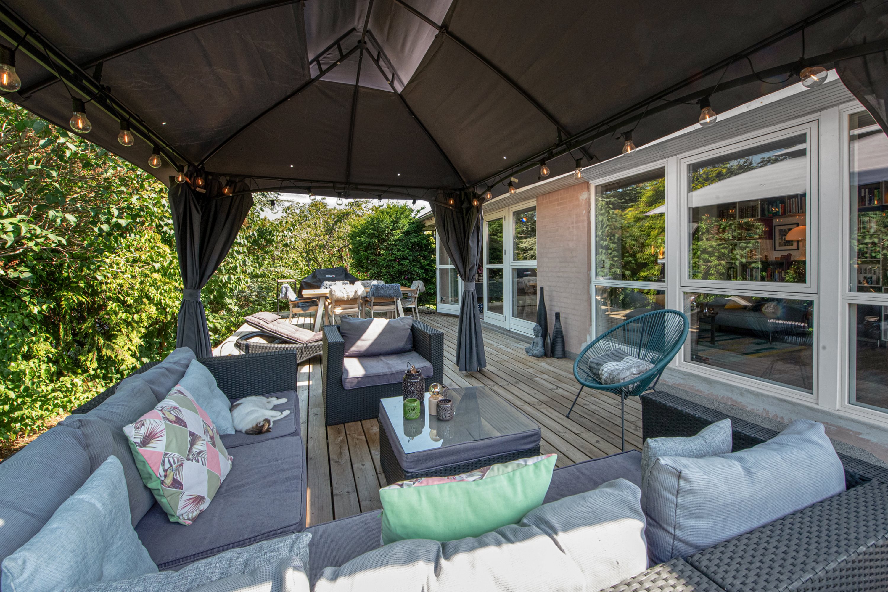 Fremhævet terrasse billede i fuldskærmstilstand. Billede af Viggo Barfoeds Alle 50, 2750 Ballerup