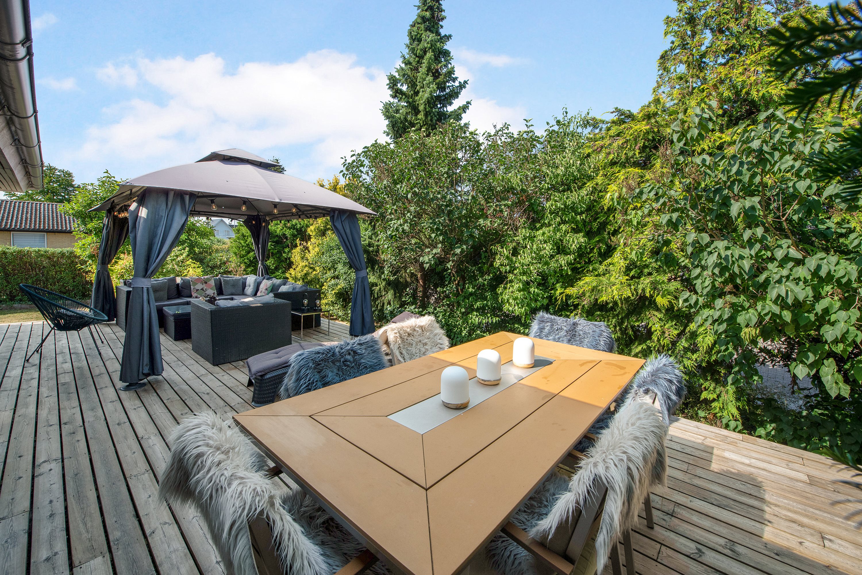 Fremhævet terrasse billede i fuldskærmstilstand. Billede af Viggo Barfoeds Alle 50, 2750 Ballerup