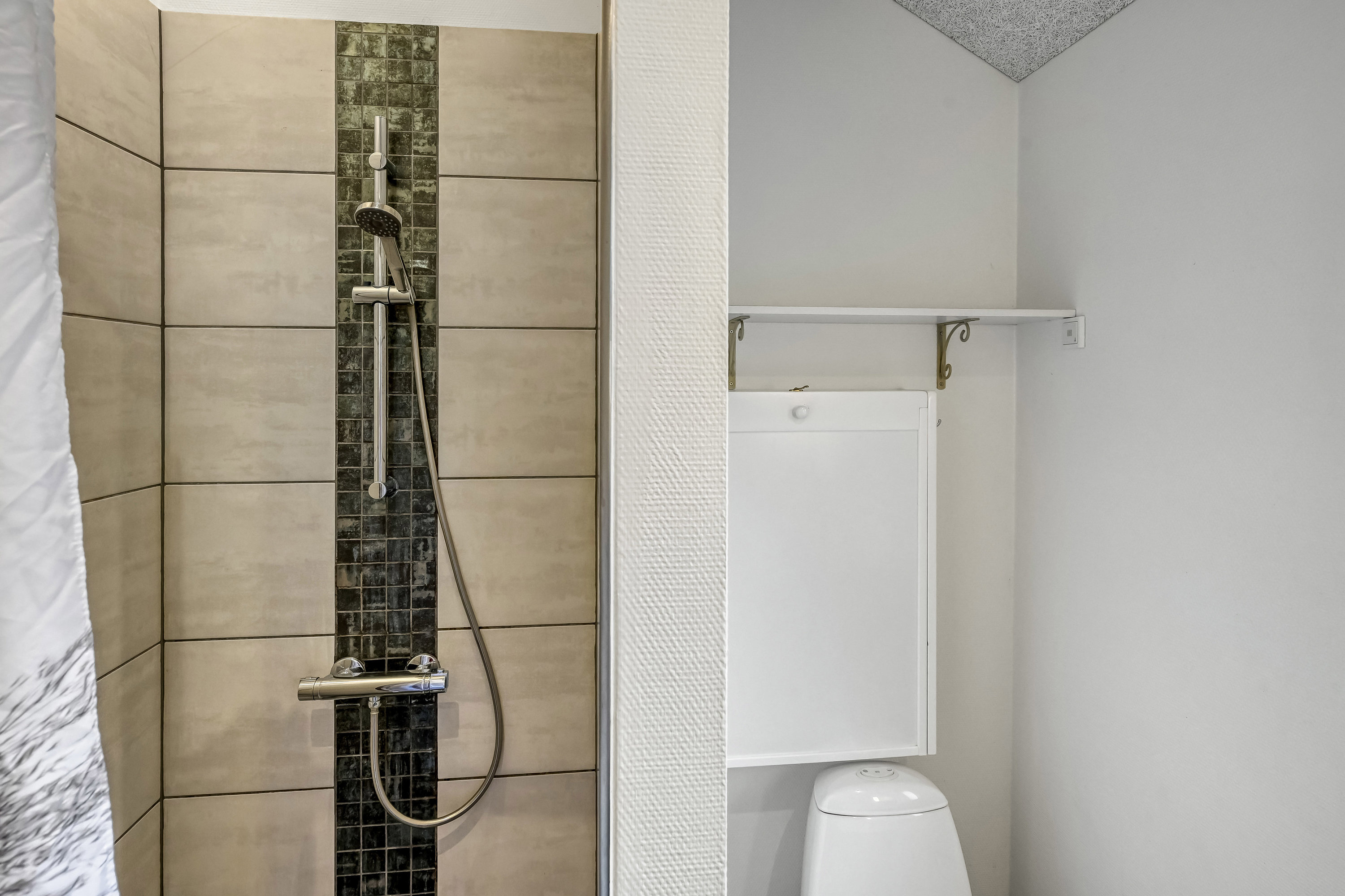 Fremhævet badeværelse billede i fuldskærmstilstand. Billede af Bjergbovej 32, 6857 Blåvand