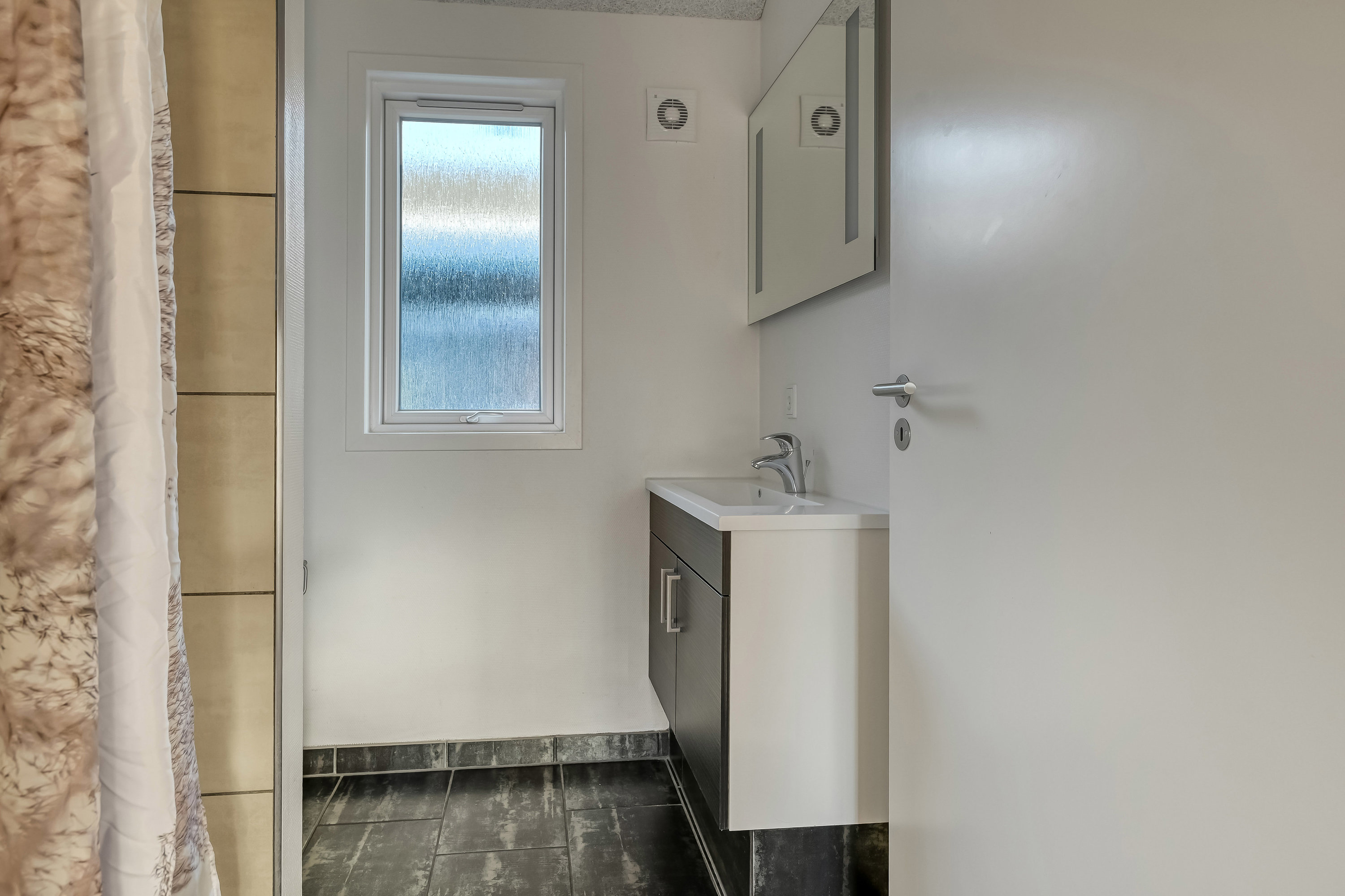 Fremhævet badeværelse billede i fuldskærmstilstand. Billede af Bjergbovej 32, 6857 Blåvand