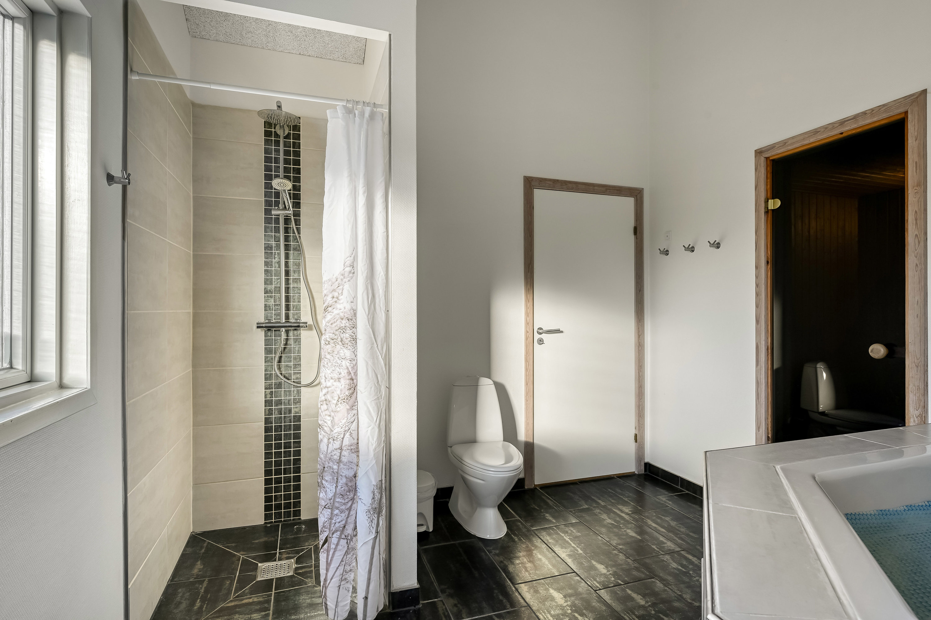 Fremhævet badeværelse billede i fuldskærmstilstand. Billede af Bjergbovej 32, 6857 Blåvand