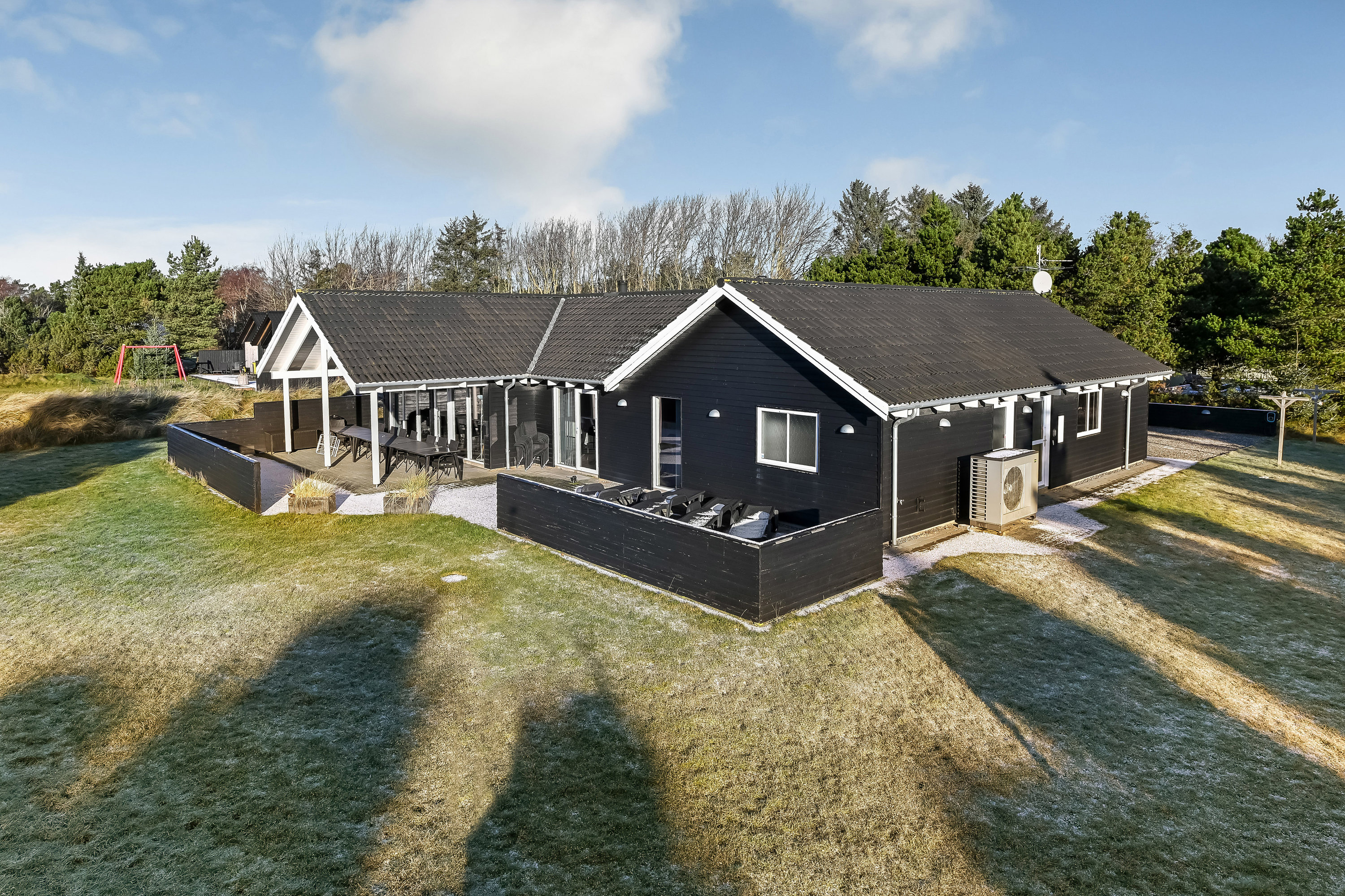 Miniaturebillede 1: ejendommen. Billede af Bjergbovej 32, 6857 Blåvand