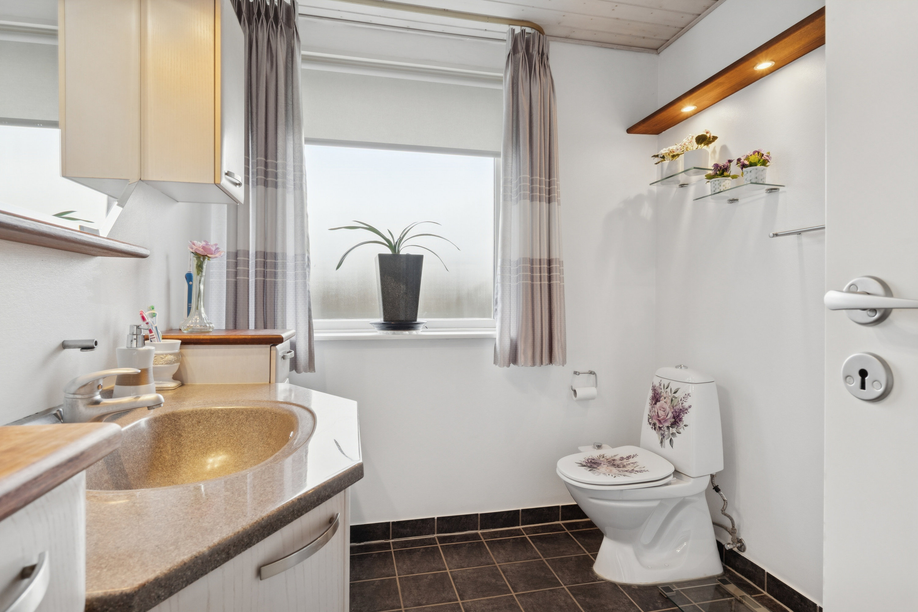 Fremhævet badeværelse billede i fuldskærmstilstand. Billede af Grønningen 61, 9800 Hjørring