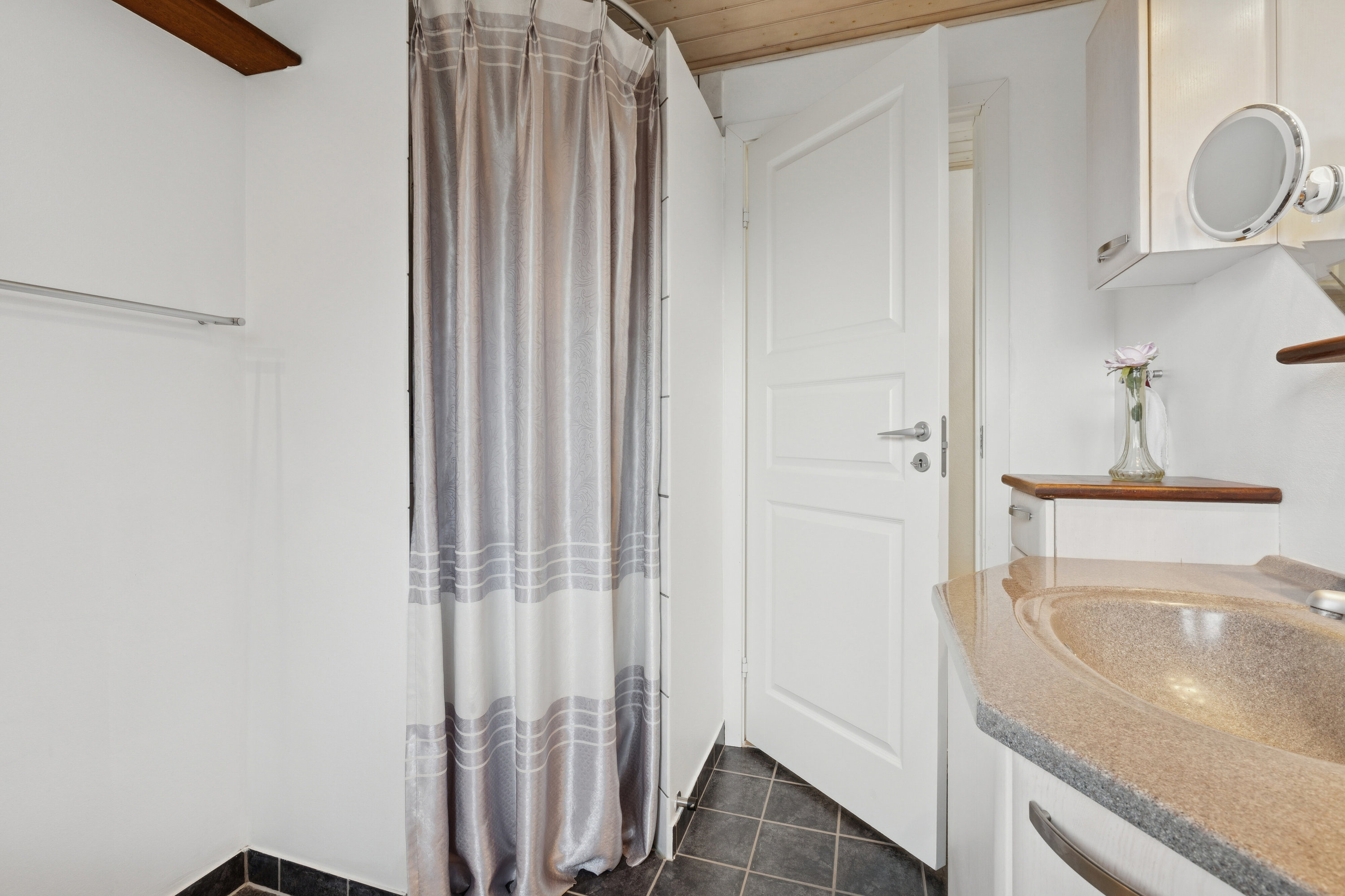 Fremhævet badeværelse billede i fuldskærmstilstand. Billede af Grønningen 61, 9800 Hjørring