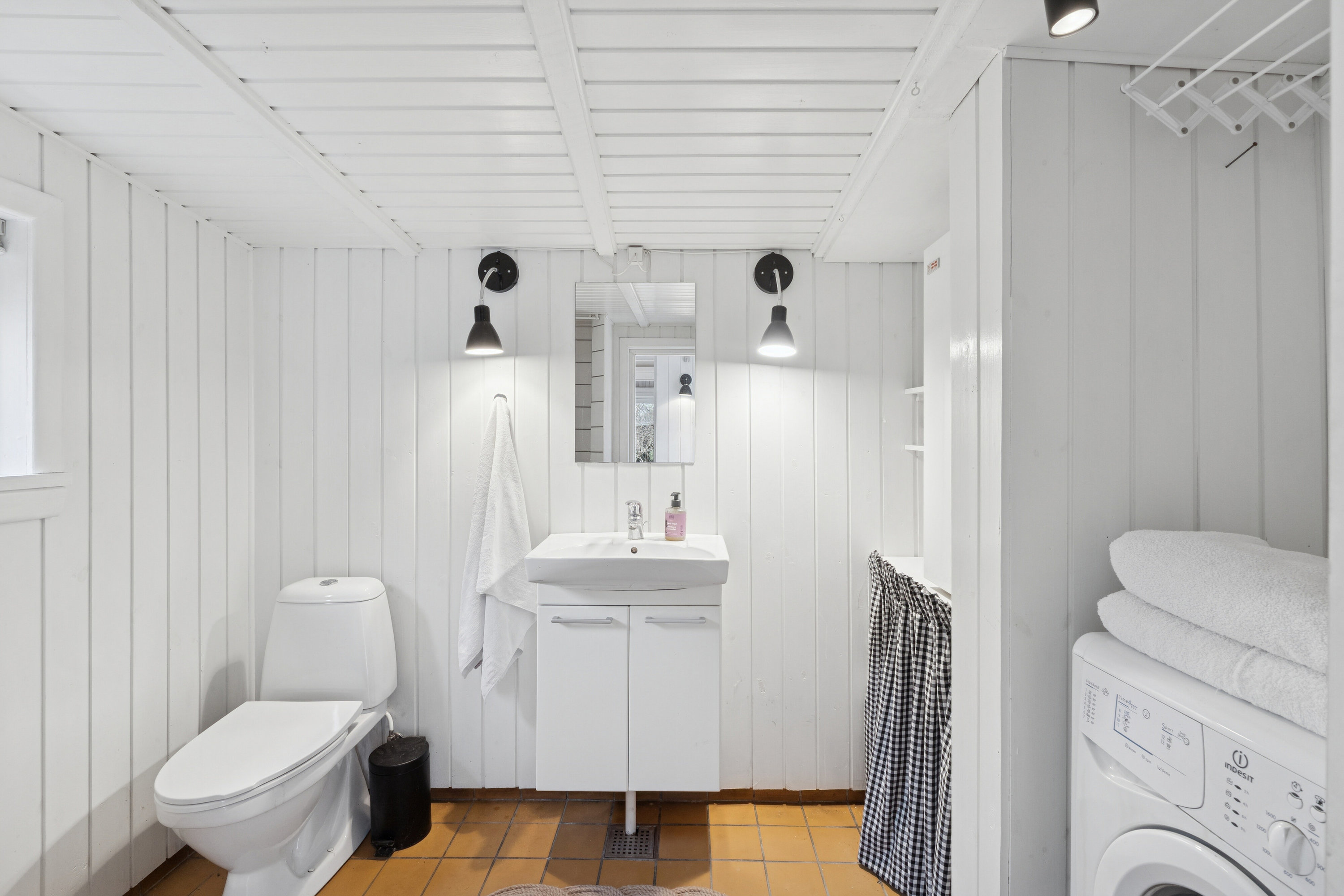 Fremhævet badeværelse billede i fuldskærmstilstand. Billede af Jens Hansensvej 9, 3360 Liseleje