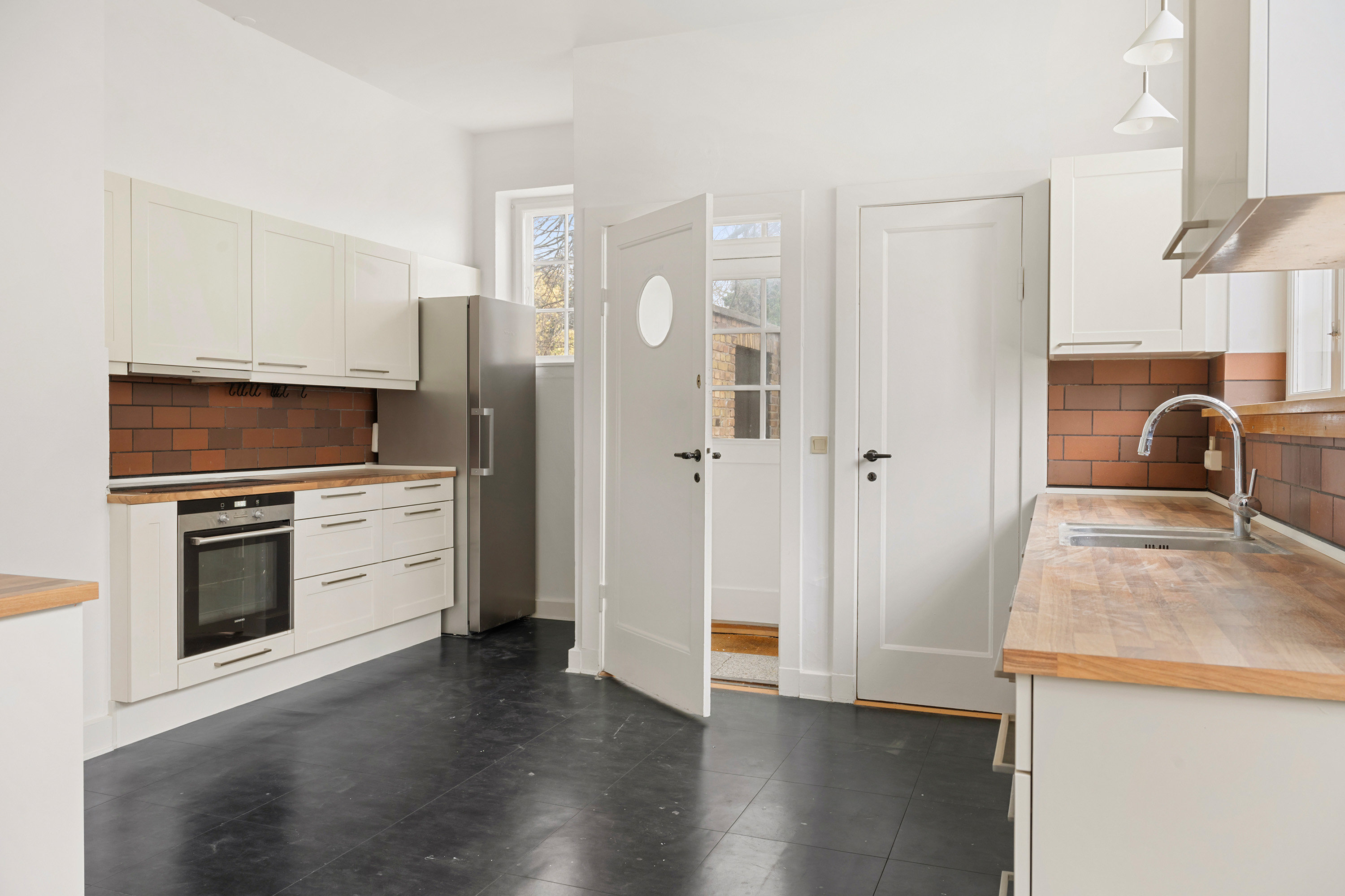 Fremhævet køkken billede i fuldskærmstilstand. Billede af Barsehøj 10, 2900 Hellerup